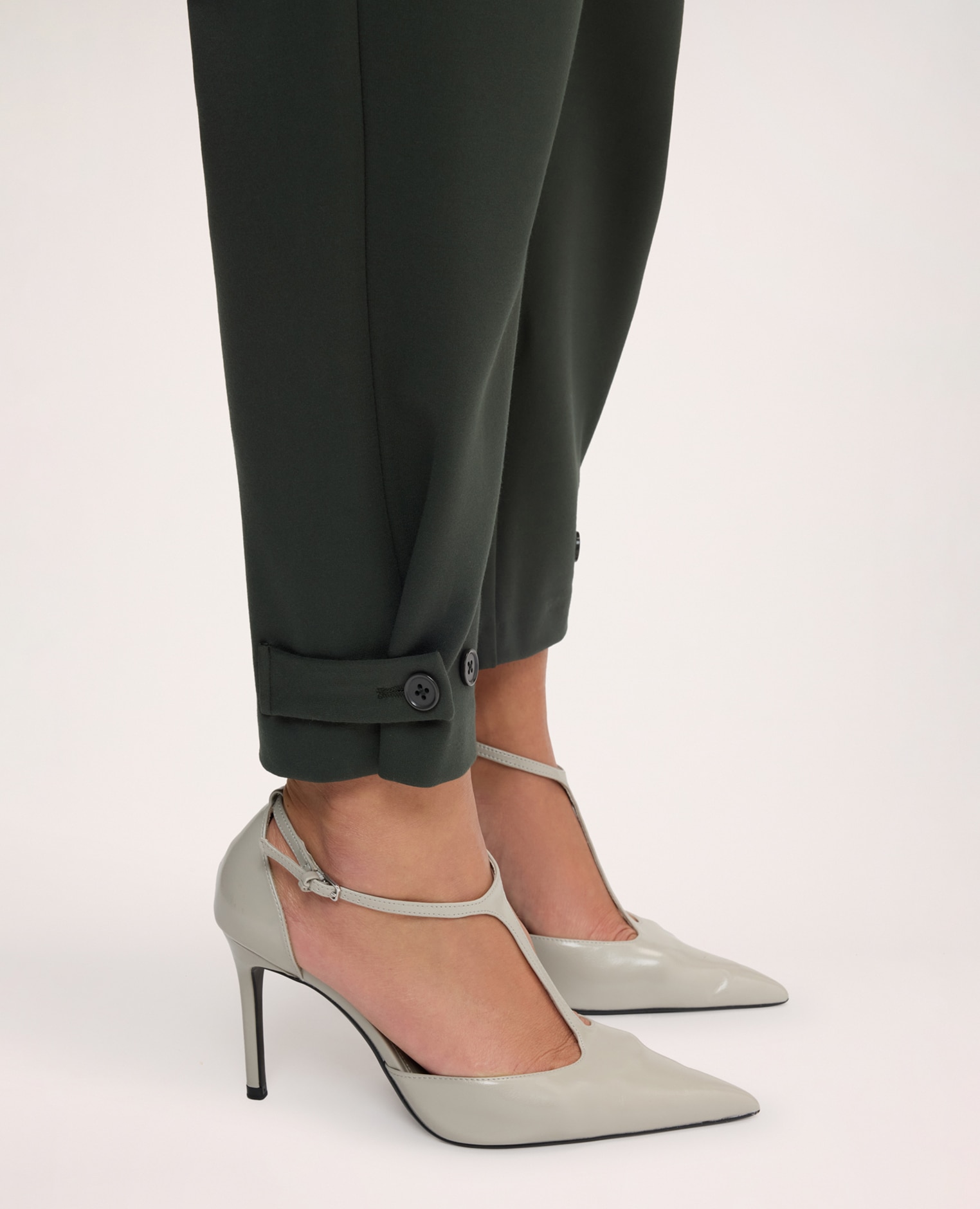 Pantalones de mujer carrot en punto milano detalle con aplicaciones de botones en el bajo de la pierna - Fiorella Rubino - Verde Verde-4