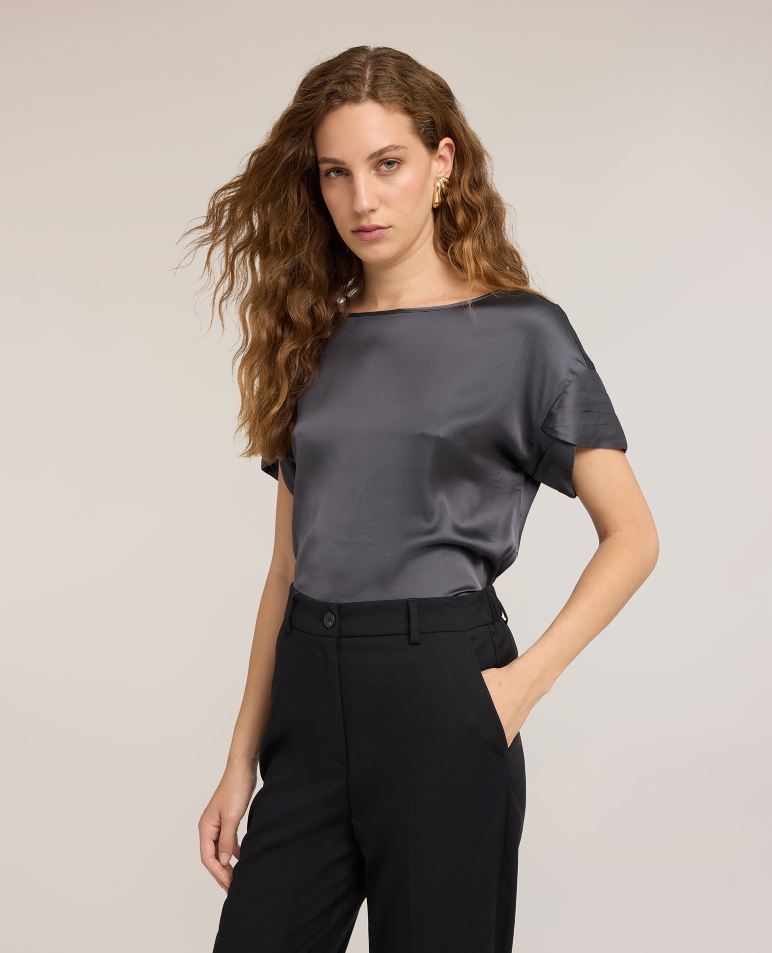 Imagen 0 de Blusa de mujer de satén con mangas de pétalo escote redondo Gris