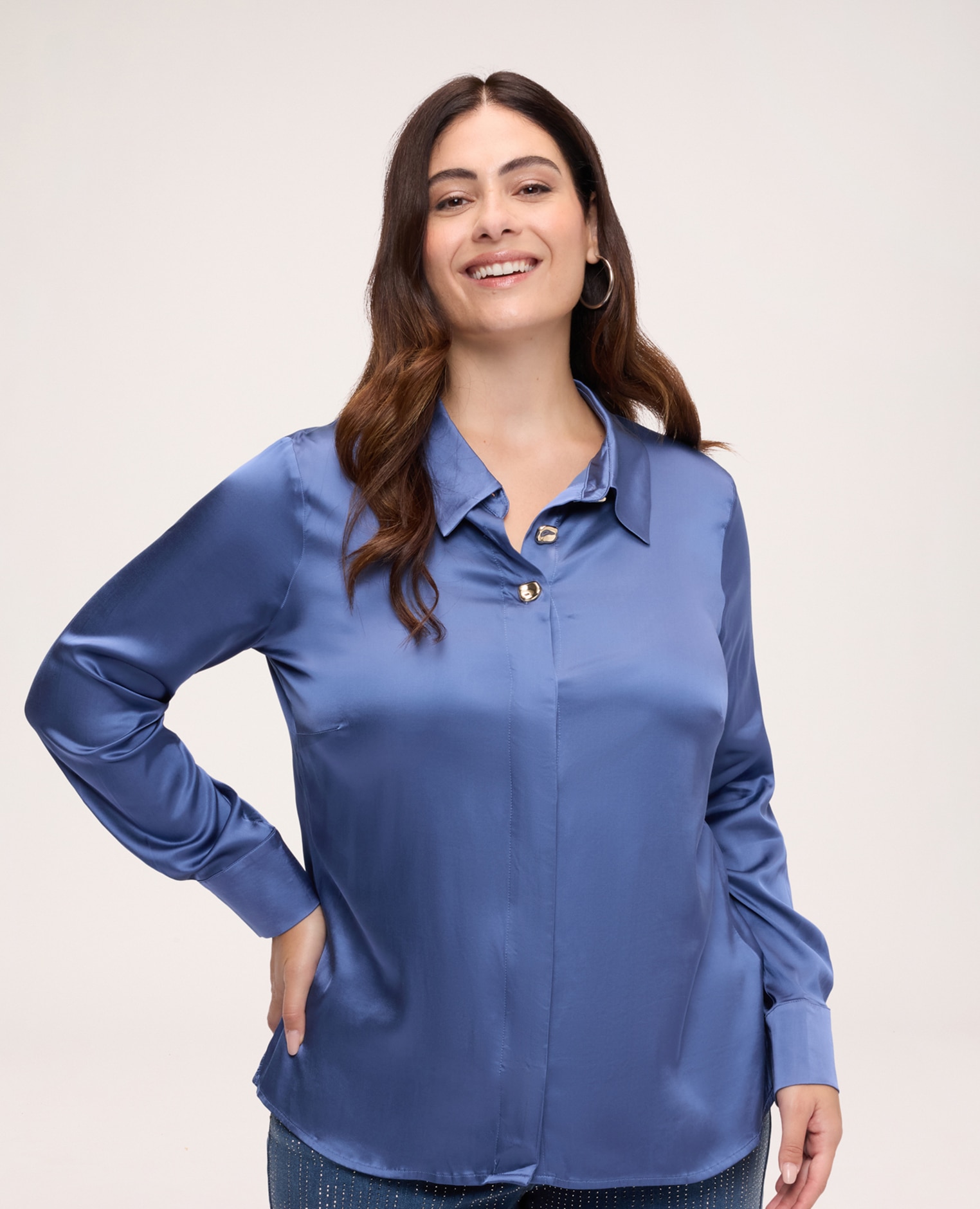 Blusa de mujer de satén elástico con botones joya tejido elástico suave y agradable sobre la piel - Fiorella Rubino - Azul claro Azul claro-1