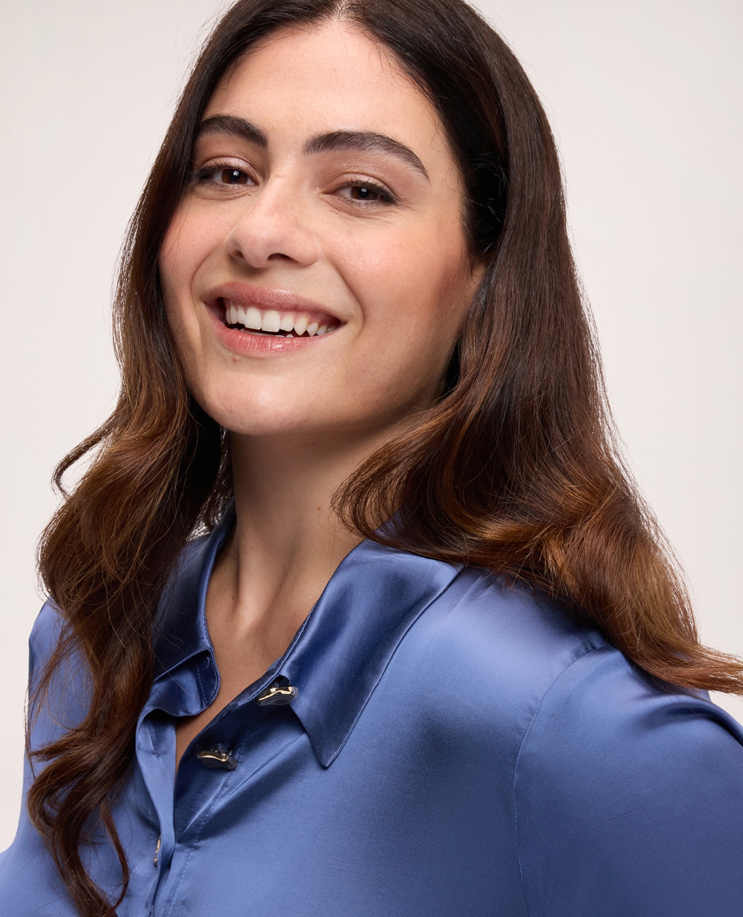 Blusa de mujer de satén elástico con botones joya tejido elástico suave y agradable sobre la piel - Fiorella Rubino - Azul claro Azul claro-4