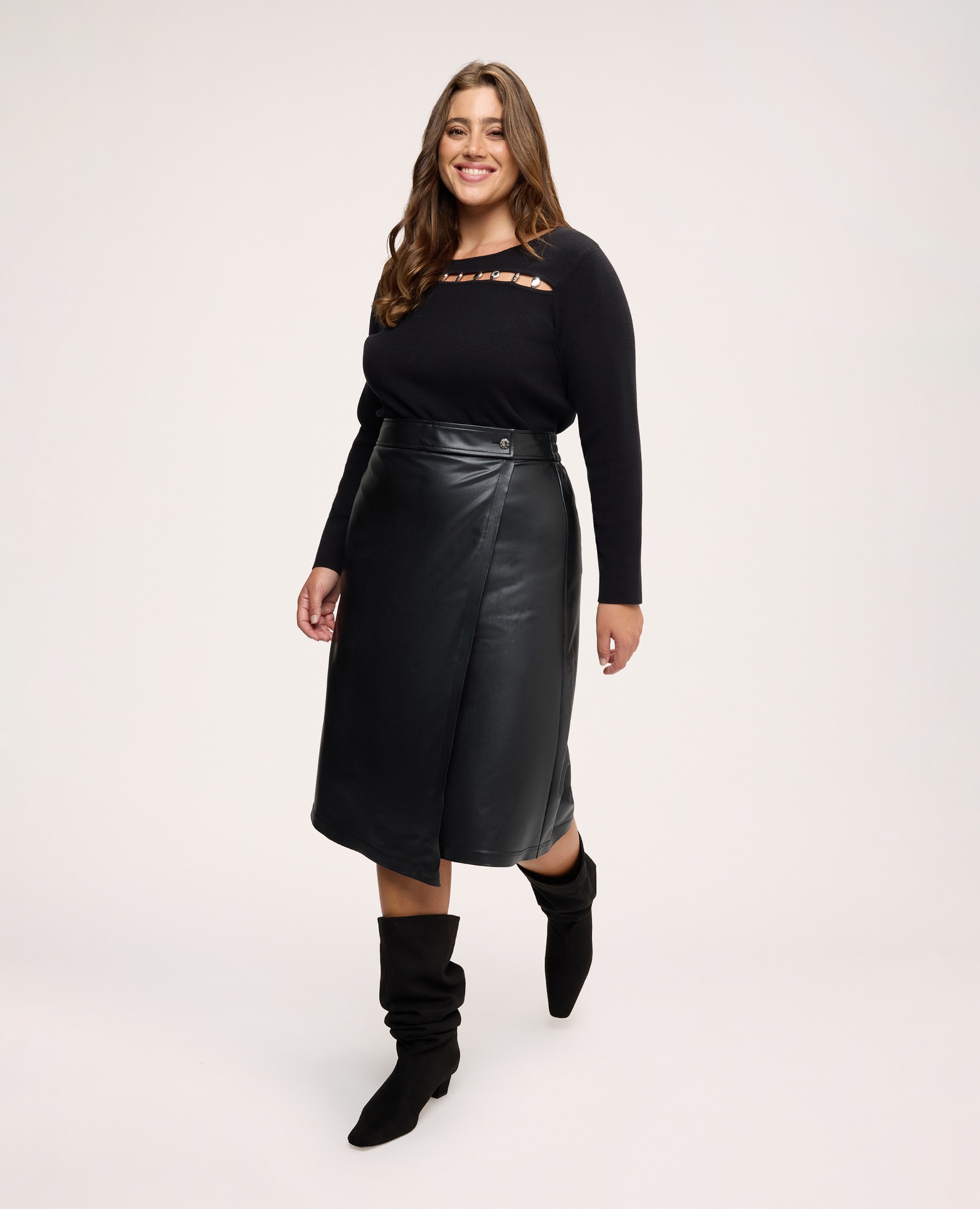 Falda midi cruzada con botón joya cierre con banda elástica para un ajuste cómodo - Fiorella Rubino - Negro Negro-1