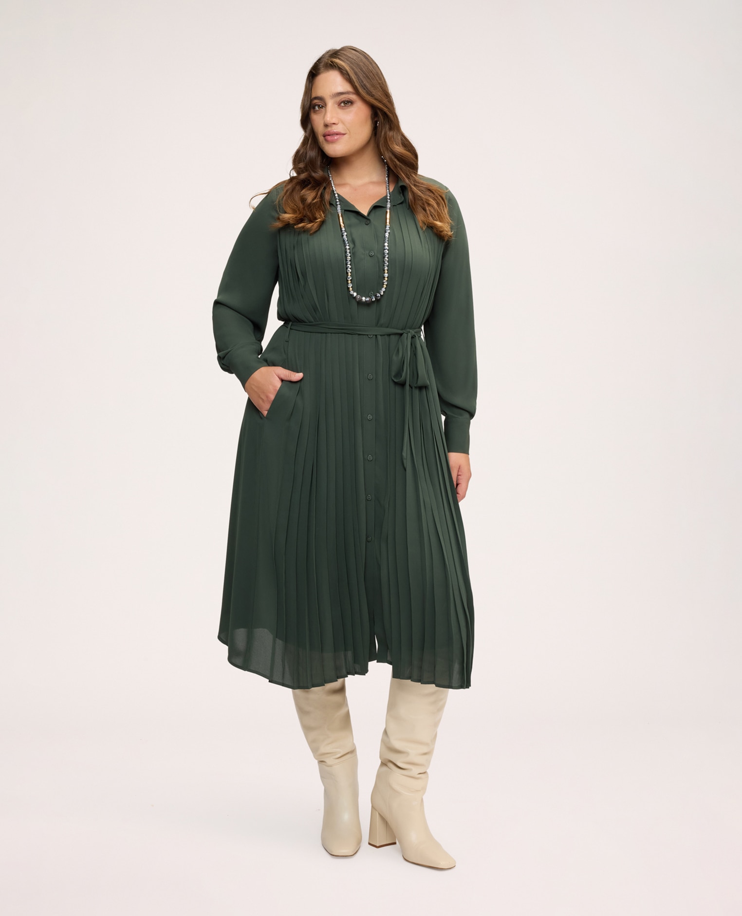 Imagen 0 de Vestido largo camisero plisado en georgette manga larga con puño Verde militar