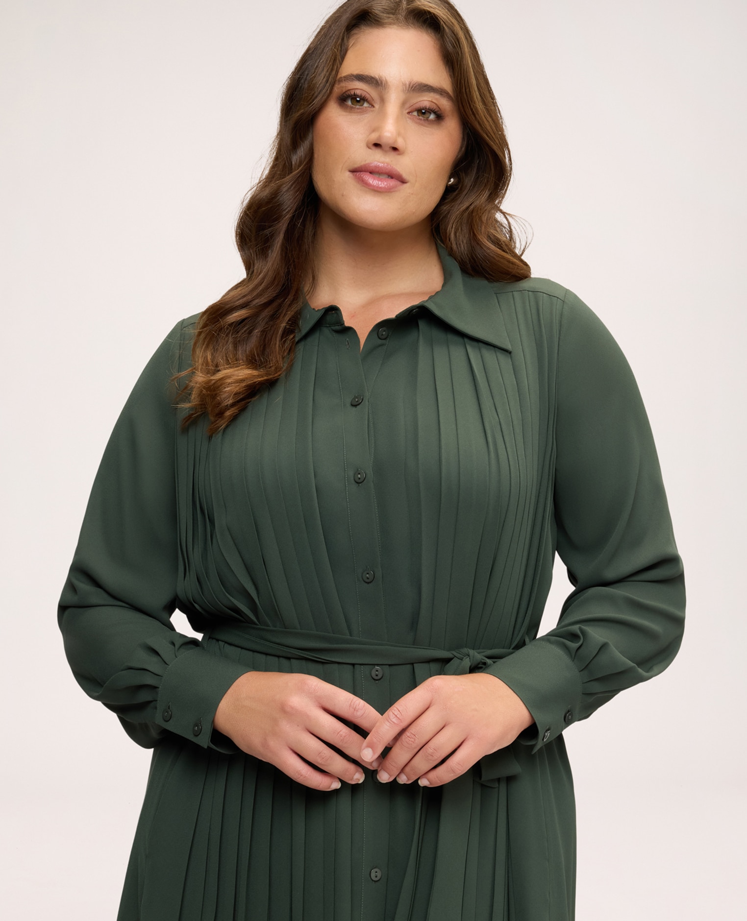 Vestido largo camisero plisado en georgette manga larga con puño - Fiorella Rubino - Verde militar Verde militar-4