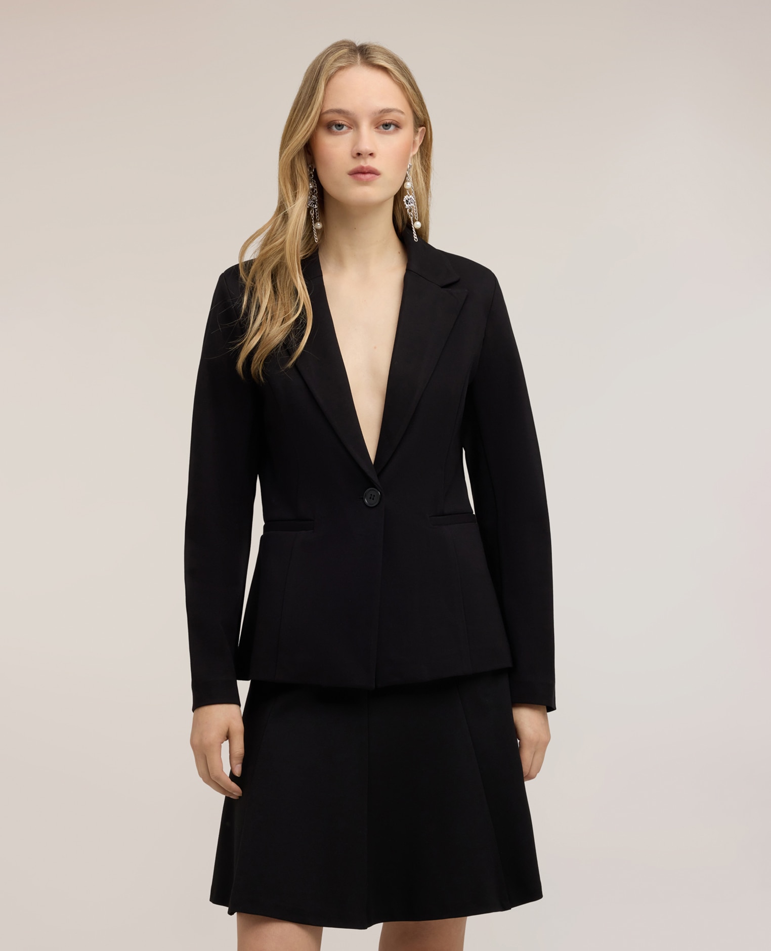 Imagen 1 de Blazer de mujer de un botón en punto milano corte regular cierre cruzado con botón - Motivi - Negro Negro