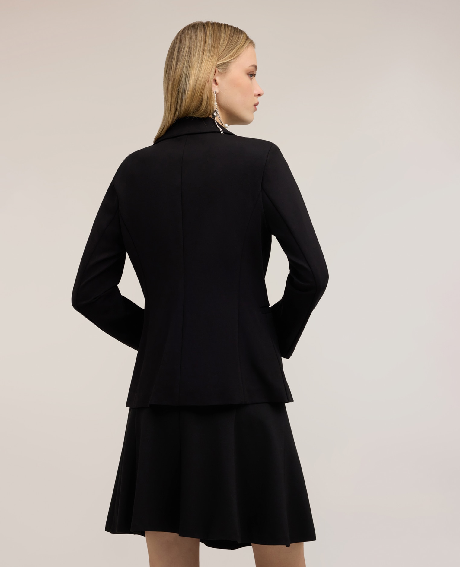 Imagen 2 de Blazer de mujer de un botón en punto milano corte regular cierre cruzado con botón - Motivi - Negro Negro
