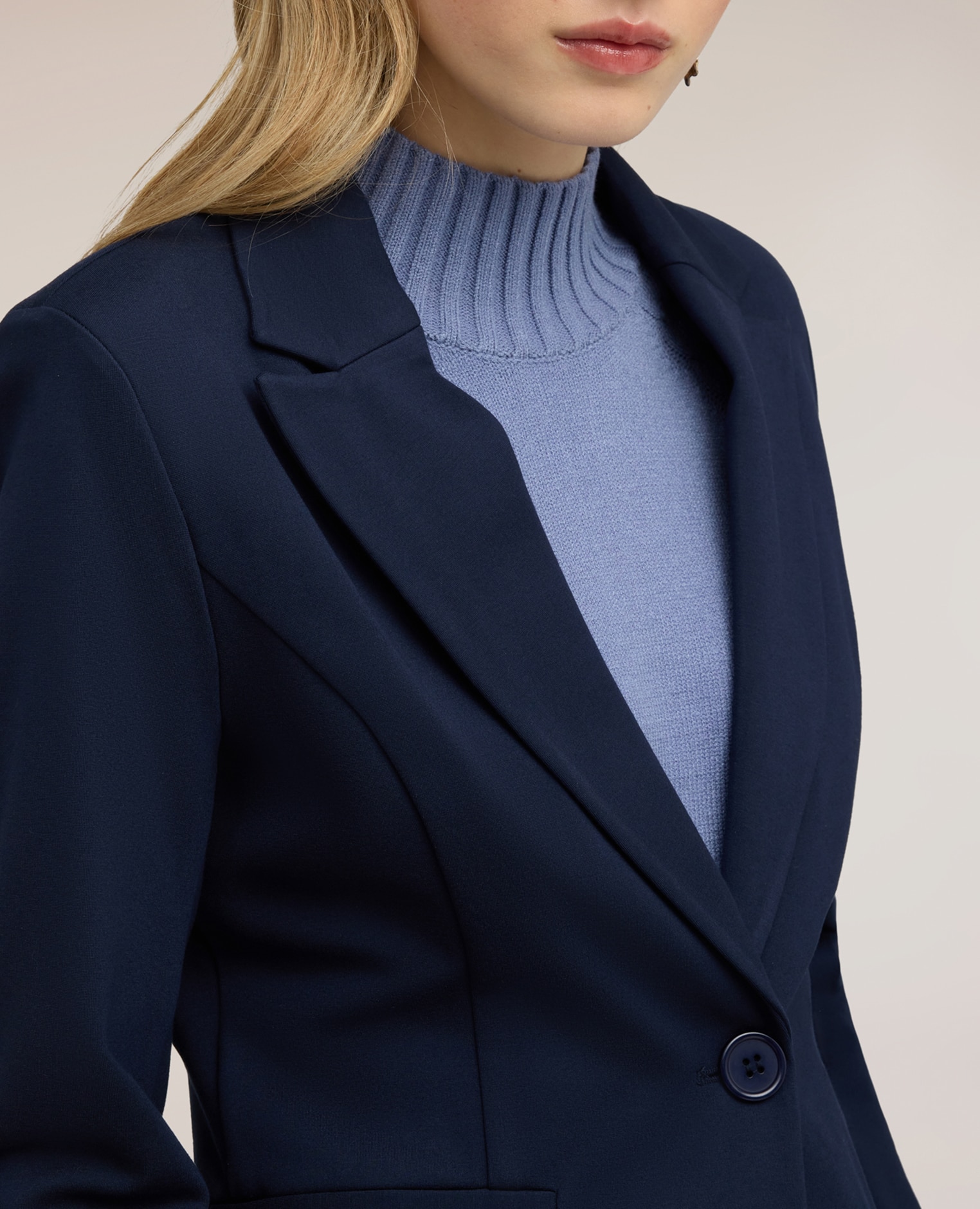 Imagen 4 de Blazer de mujer de un botón en punto milano corte regular cierre cruzado con botón - Motivi - Azul Azul