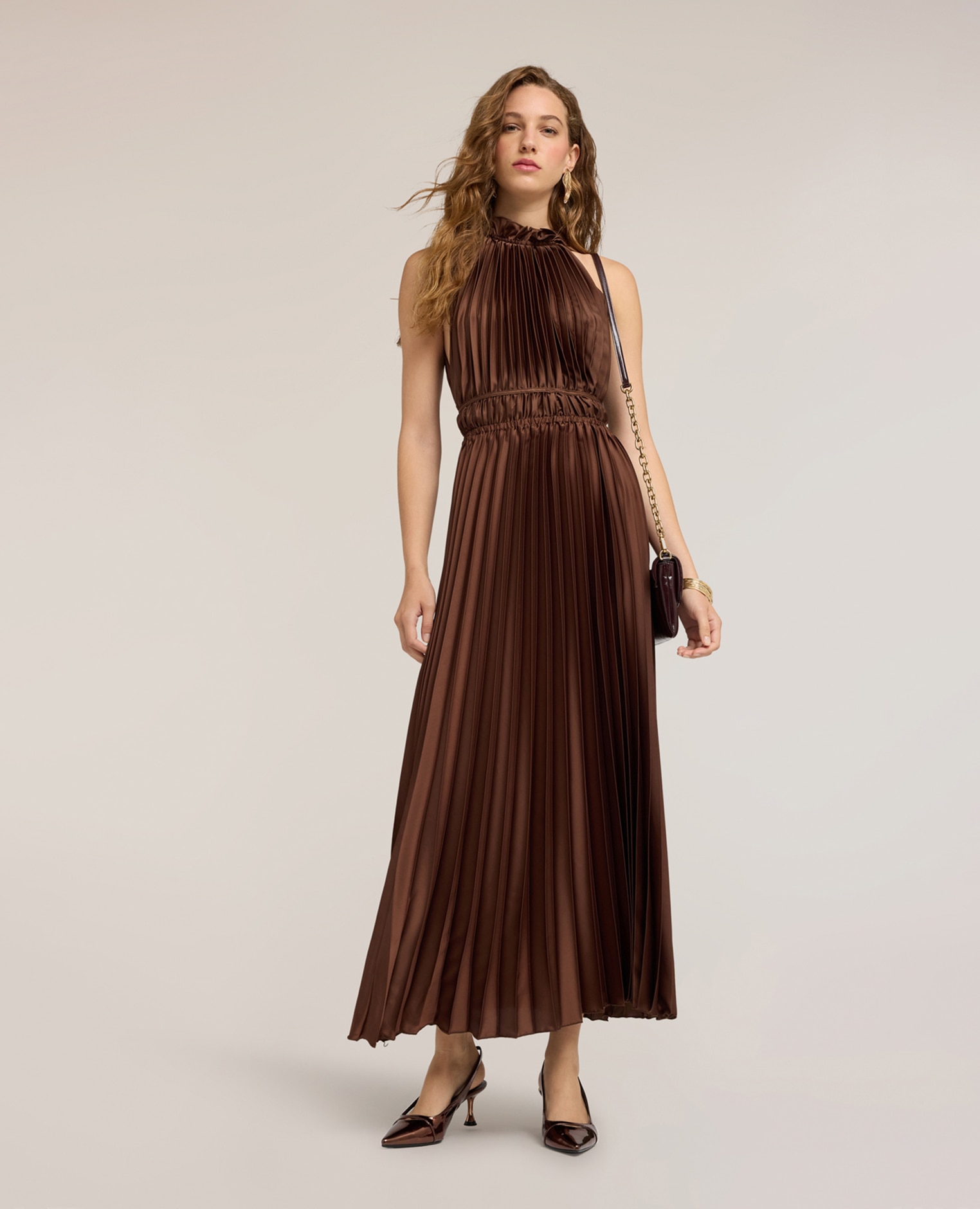 Vestido largo de satén plisado con escote en la espalda escote halter con detalle fruncido y cierre con botones - Motivi - Marrón Marrón-1