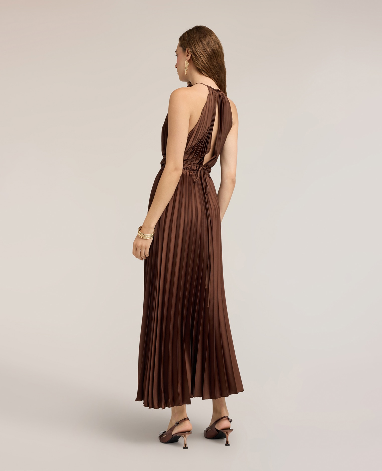 Vestido largo de satén plisado con escote en la espalda escote halter con detalle fruncido y cierre con botones - Motivi - Marrón Marrón-2