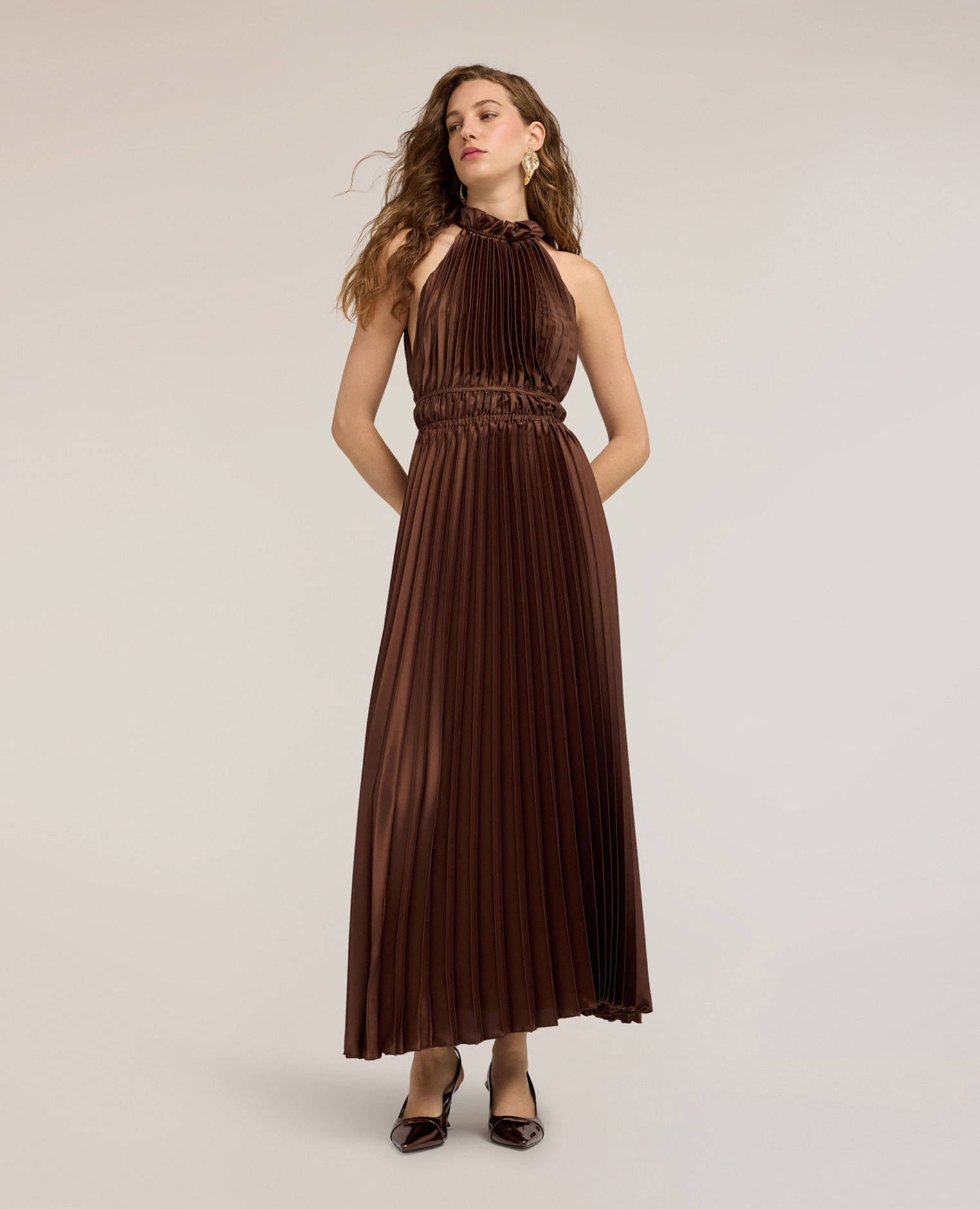 Vestido largo de satén plisado con escote en la espalda escote halter con detalle fruncido y cierre con botones - Motivi - Marrón Marrón-3