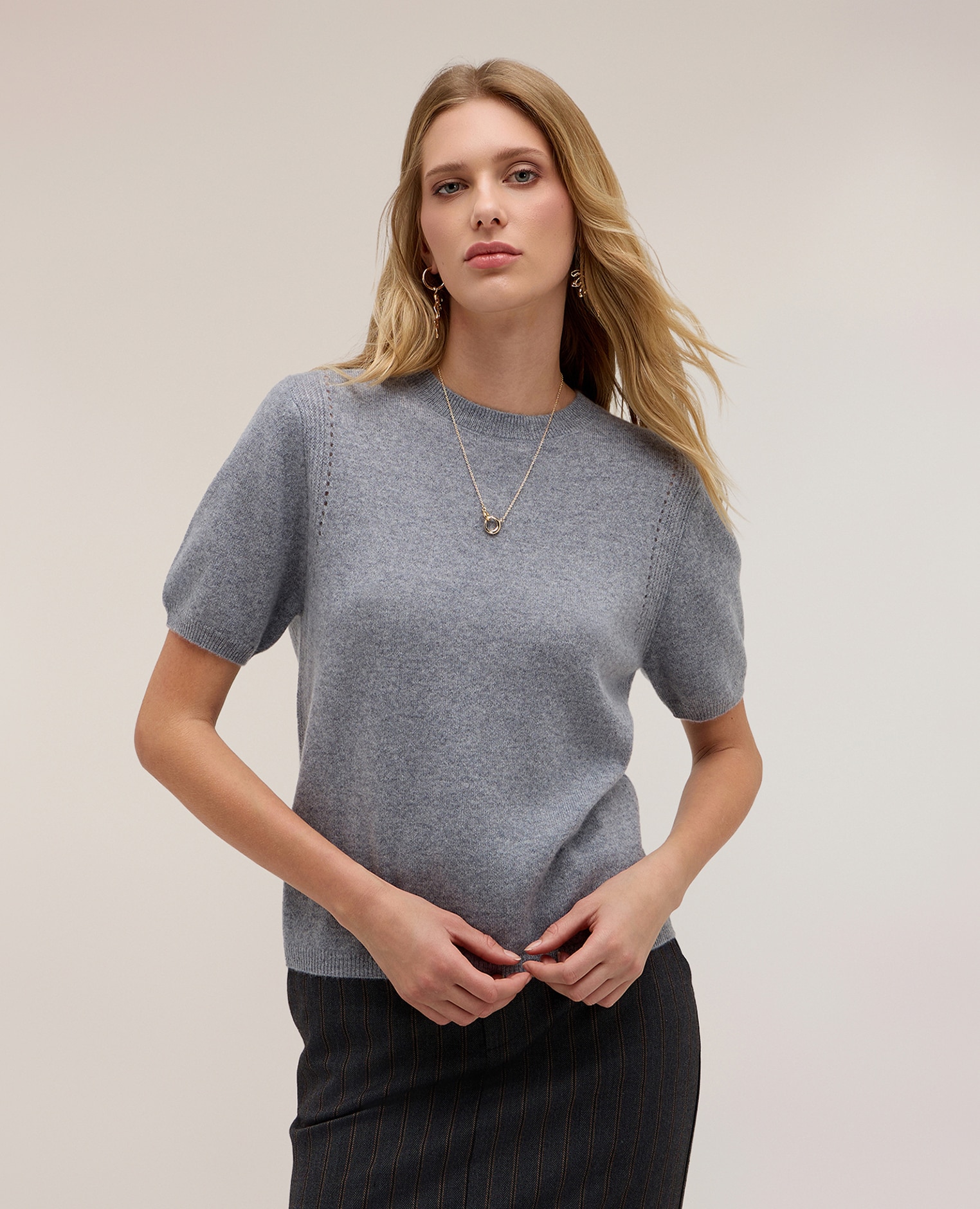 Imagen 0 de Jersey de mujer de cachemira con detalle de calado cuello redondo mangas cortas Gris