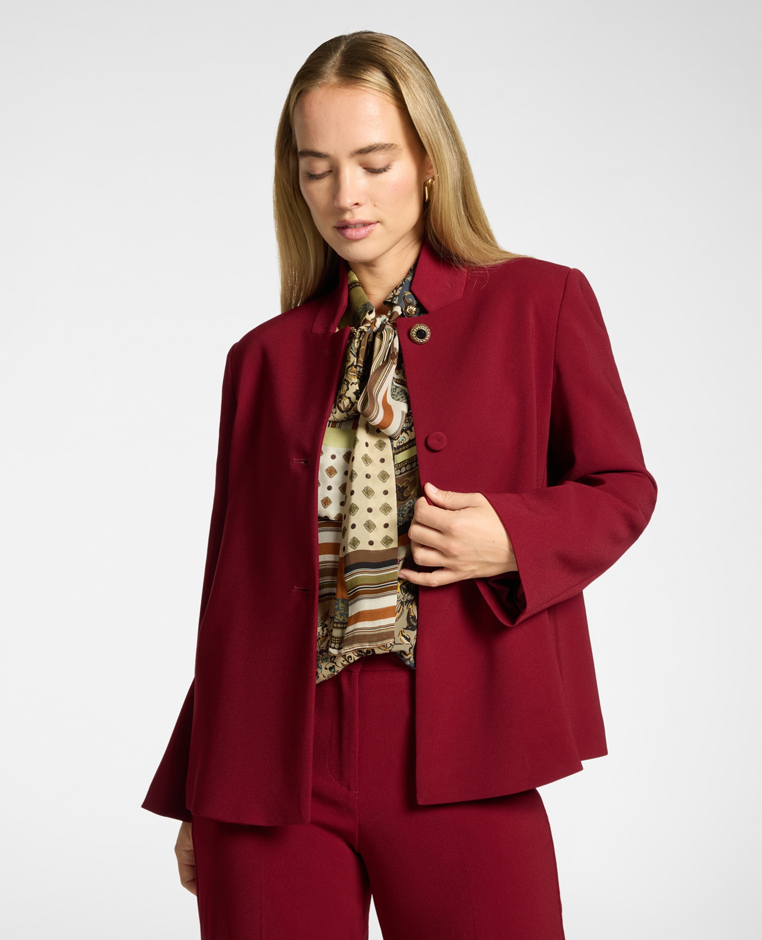 Imagen 1 de Chaqueta de mujer de crepé con botón joya ajuste boxy de longitud media - Elena Miró - Burdeos Burdeos