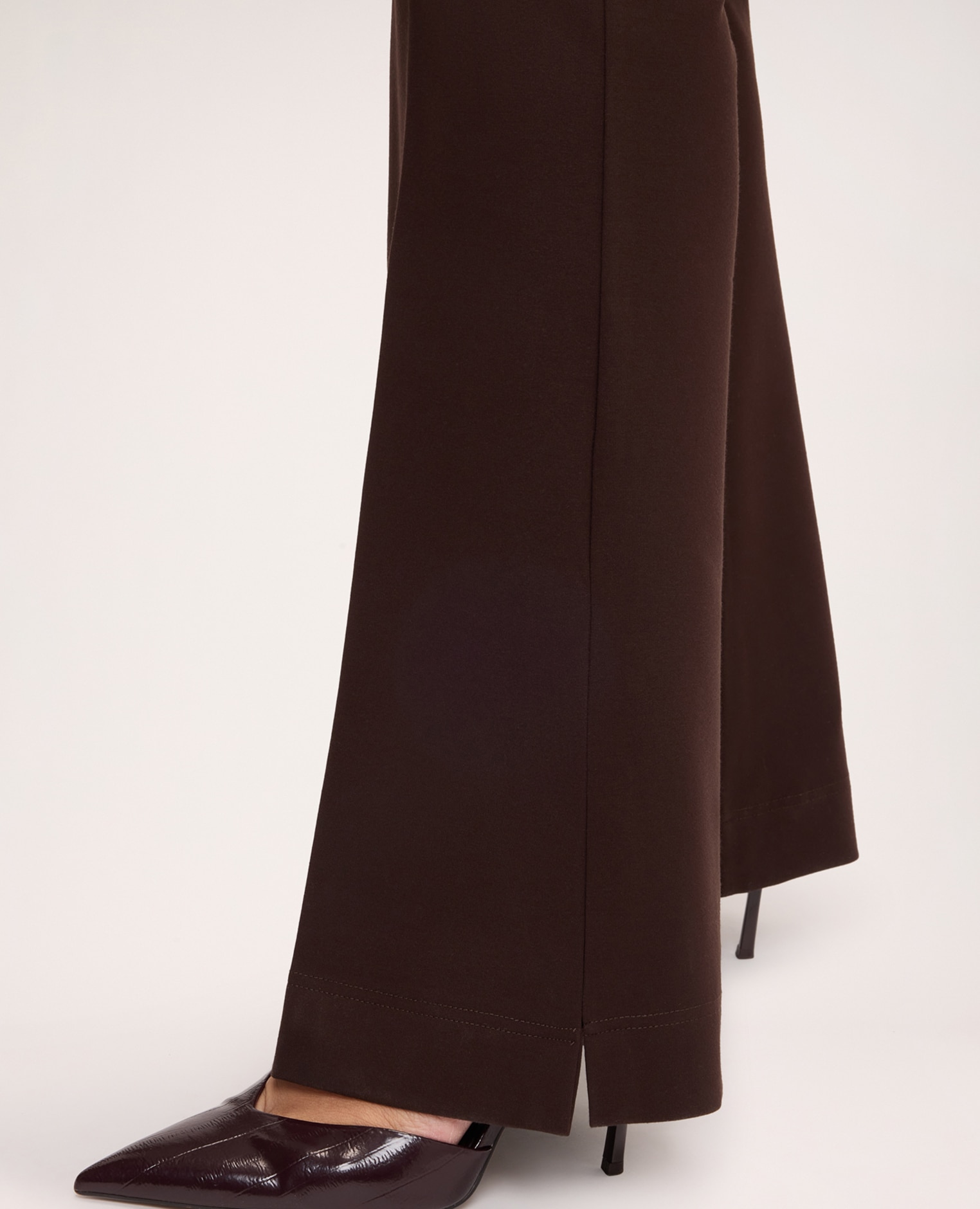 Imagen 4 de Pantalones de mujer acampanados en punto milano ajuste y diseño para el máximo confort - Fiorella Rubino - Marrón Marrón