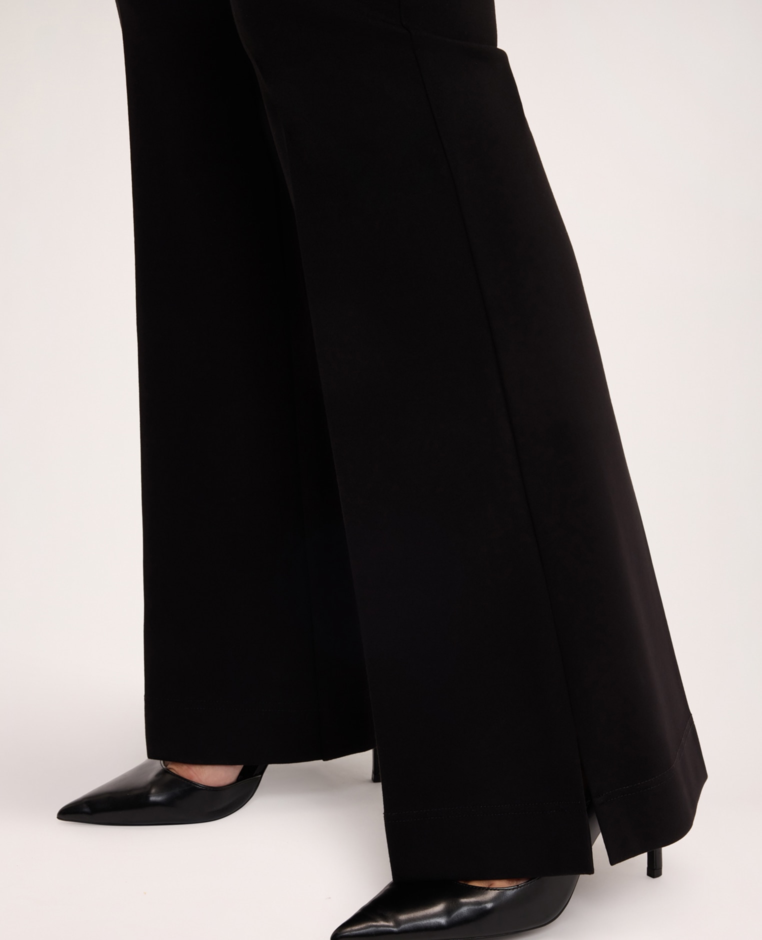 Imagen 4 de Pantalones de mujer acampanados en punto milano ajuste y diseño para el máximo confort - Fiorella Rubino - Negro Negro