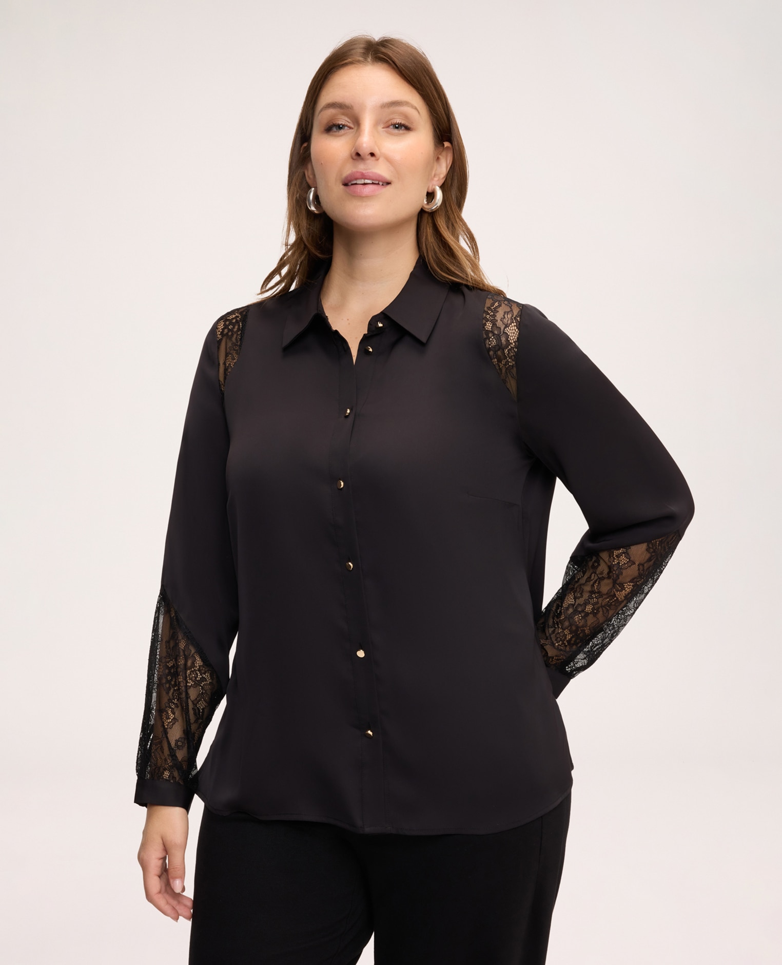 Imagen 0 de Blusa de mujer de satén stretch con detalles de encaje detalles de encaje en los hombros y los puños para un toque chic Negro