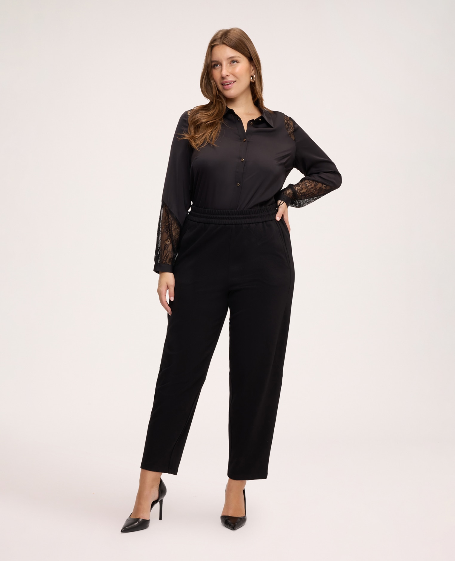 Blusa de mujer de satén stretch con detalles de encaje detalles de encaje en los hombros y los puños para un toque chic - Fiorella Rubino - Negro Negro-3