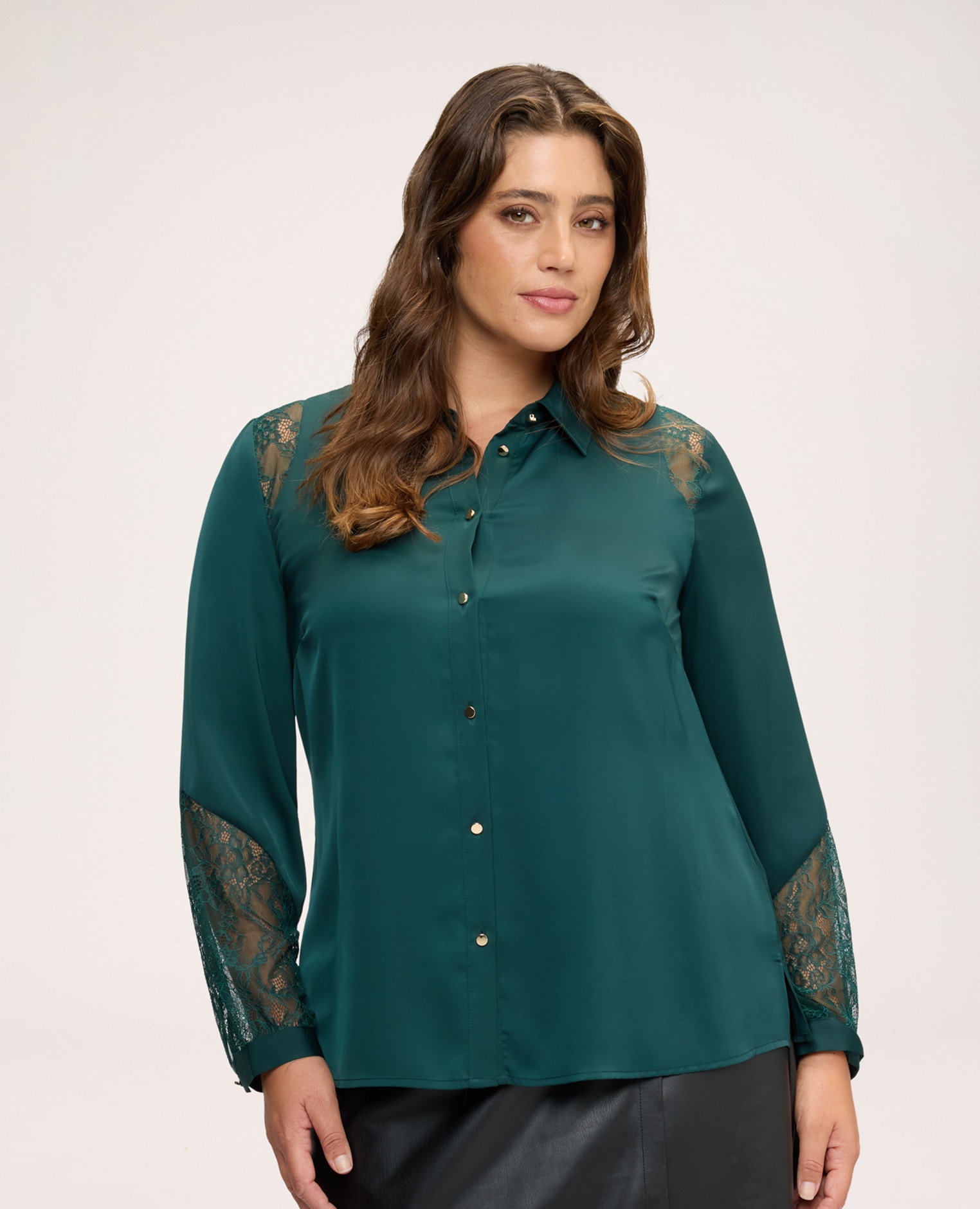 Blusa de mujer de satén stretch con detalles de encaje detalles de encaje en los hombros y los puños para un toque chic - Fiorella Rubino - Verde Verde-1