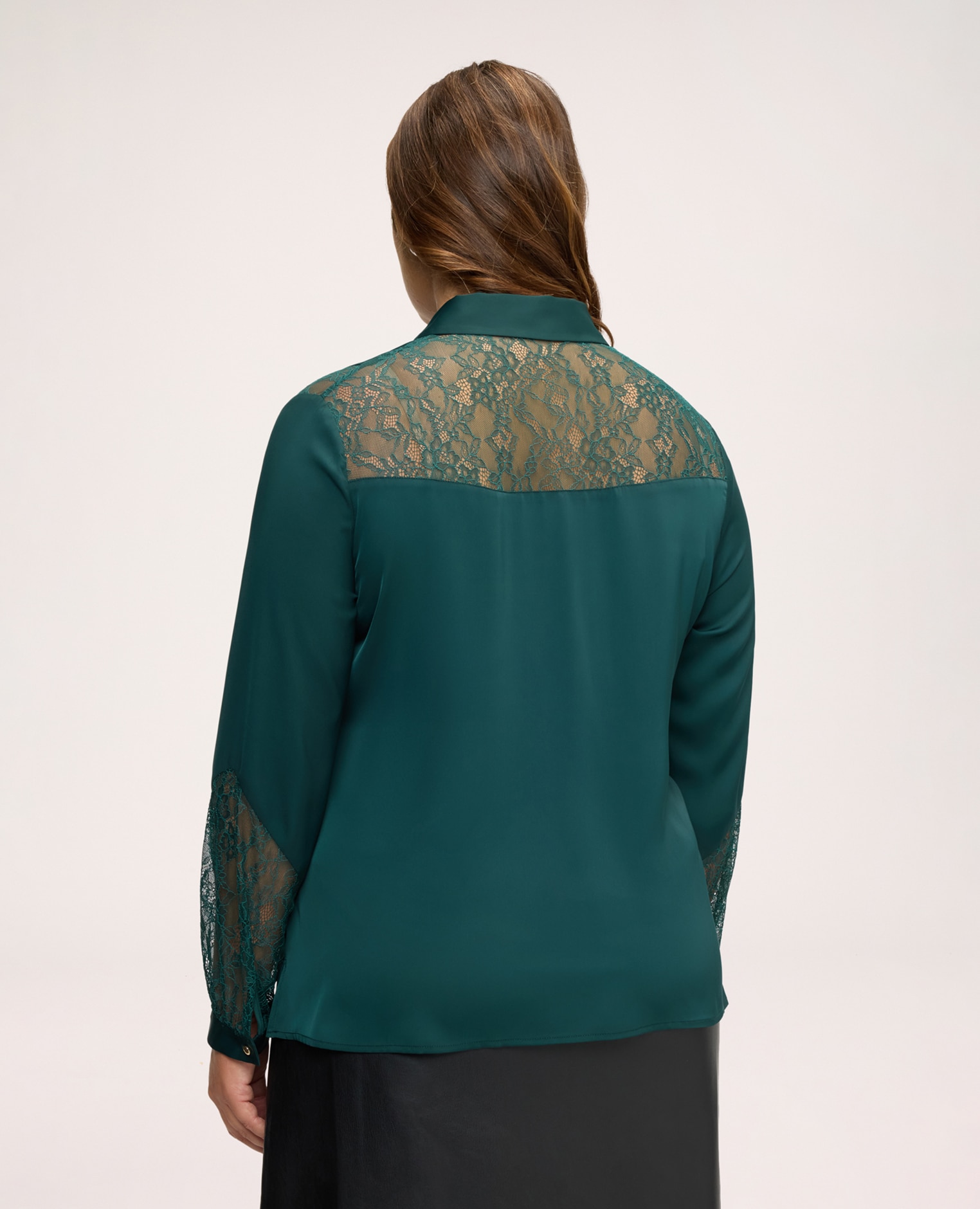 Blusa de mujer de satén stretch con detalles de encaje detalles de encaje en los hombros y los puños para un toque chic - Fiorella Rubino - Verde Verde-2