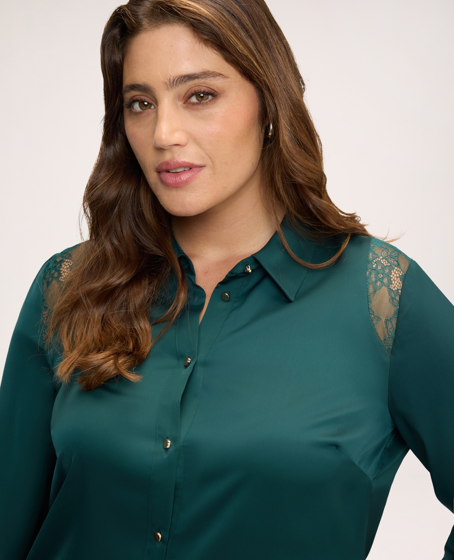 Blusa de mujer de satén stretch con detalles de encaje detalles de encaje en los hombros y los puños para un toque chic - Fiorella Rubino - Verde Verde-4