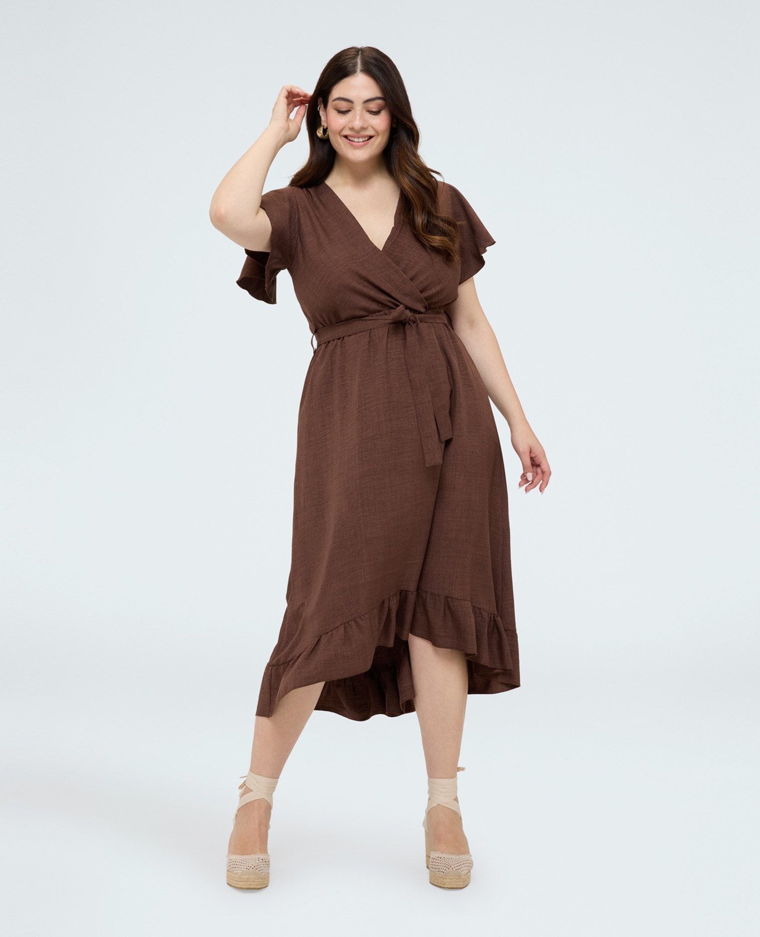 Vestido largo con escote en v cruzado cinturón coordinado para anudar en la cintura volantes en el bajo de la falda - Fiorella Rubino - Marrón Marrón-1
