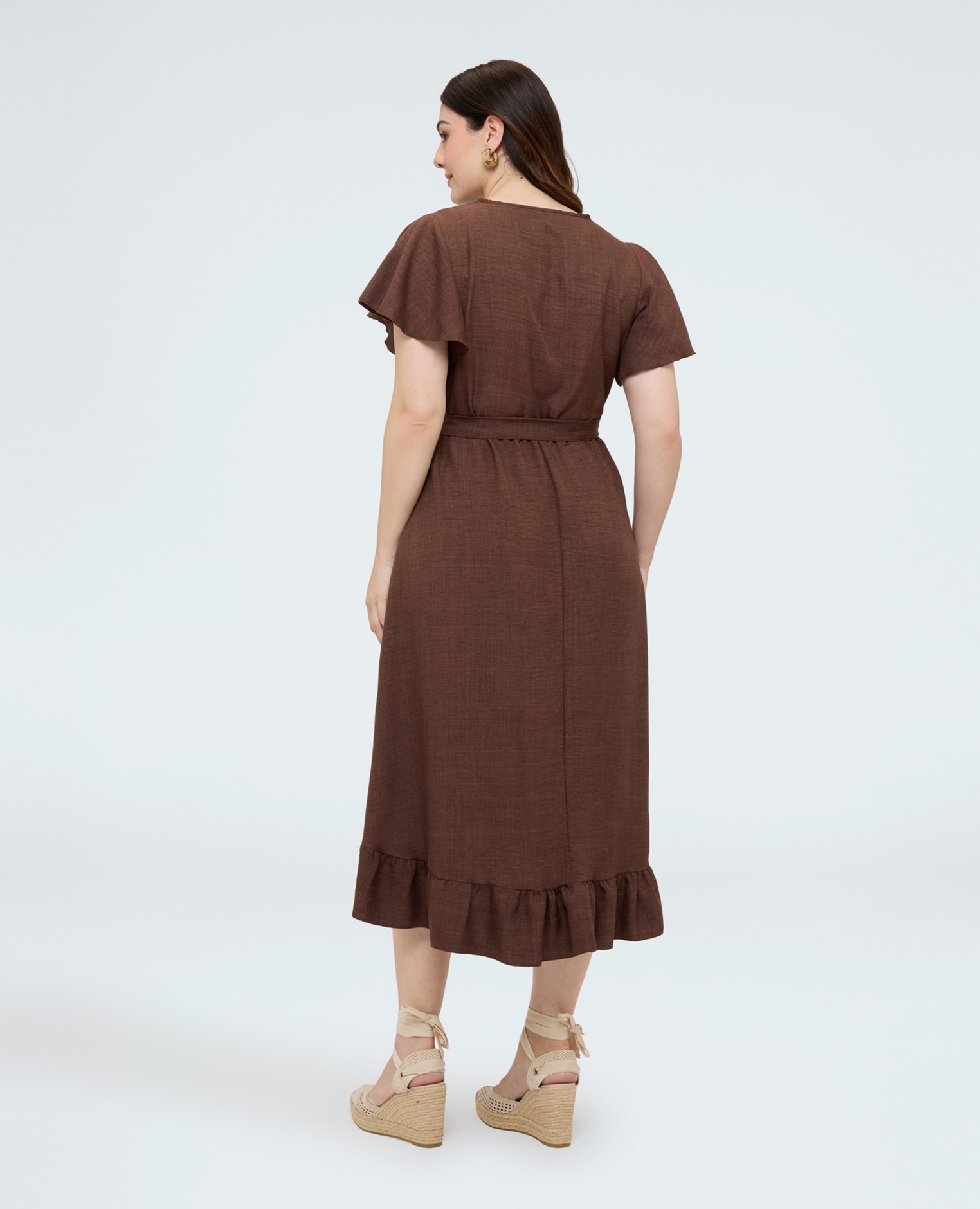 Vestido largo con escote en v cruzado cinturón coordinado para anudar en la cintura volantes en el bajo de la falda - Fiorella Rubino - Marrón Marrón-2
