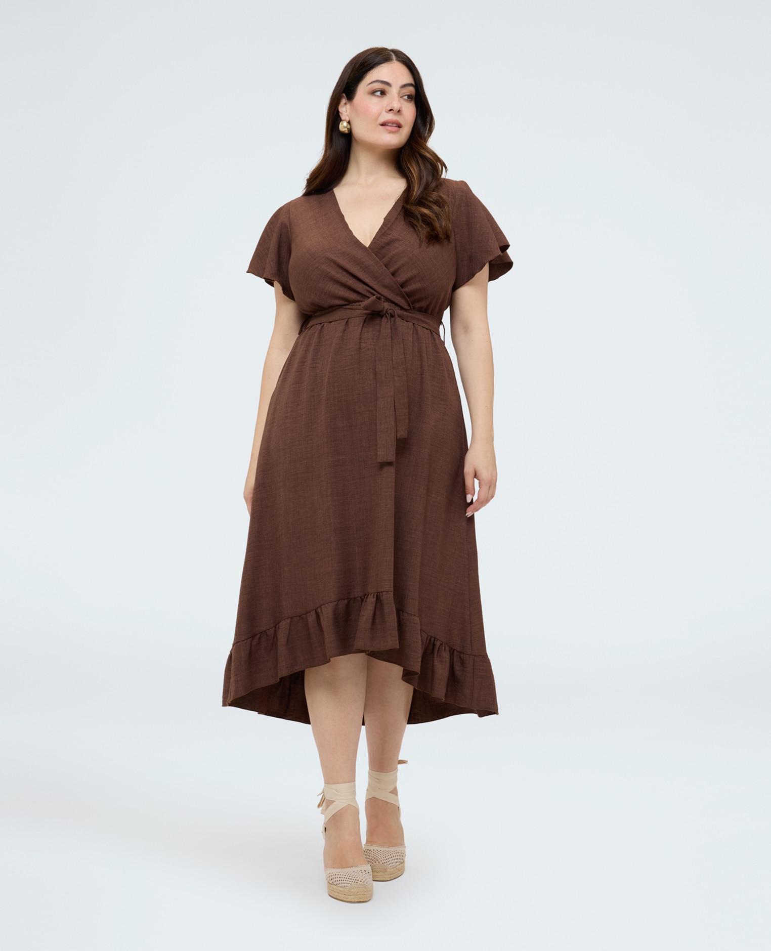 Vestido largo con escote en v cruzado cinturón coordinado para anudar en la cintura volantes en el bajo de la falda - Fiorella Rubino - Marrón Marrón-3