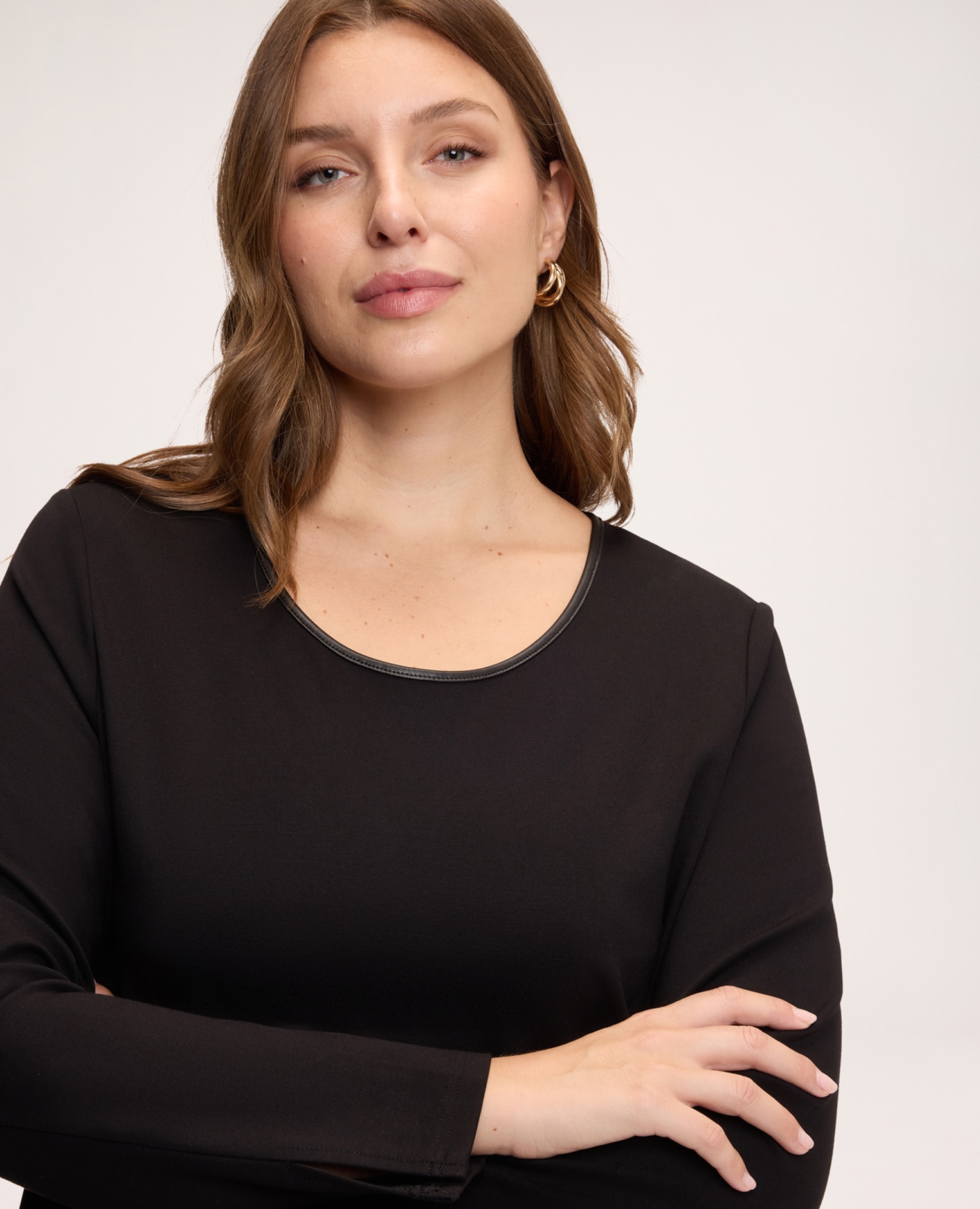 Imagen 4 de Vestido línea a en lana con costuras cuello redondo con apertura posterior - Fiorella Rubino - Negro Negro