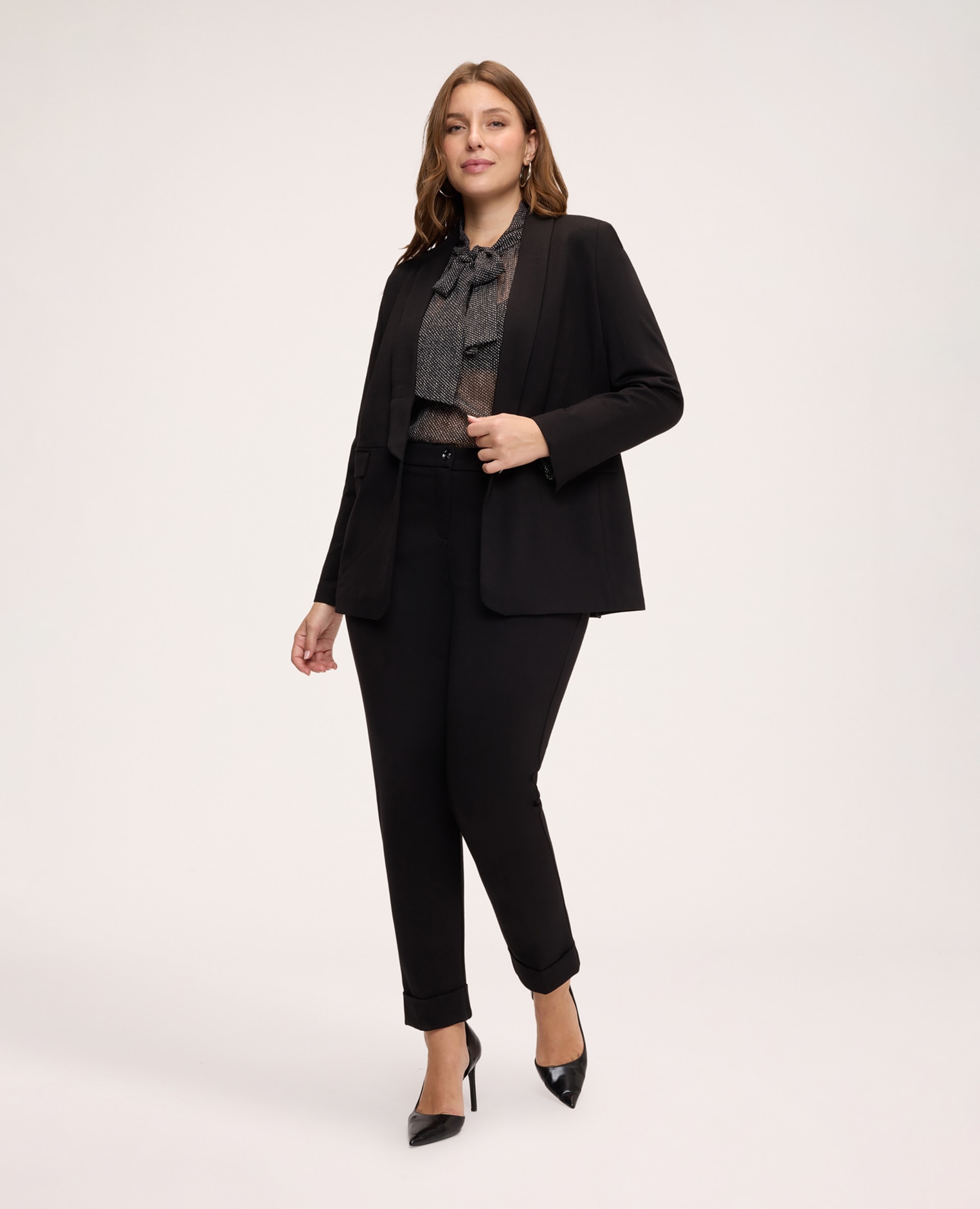 Imagen 3 de Blazer de mujer en punto milano cuello con solapa bolsillos de vivo con solapa y forro con estampado de corazones - Fiorella Rubino - Negro Negro