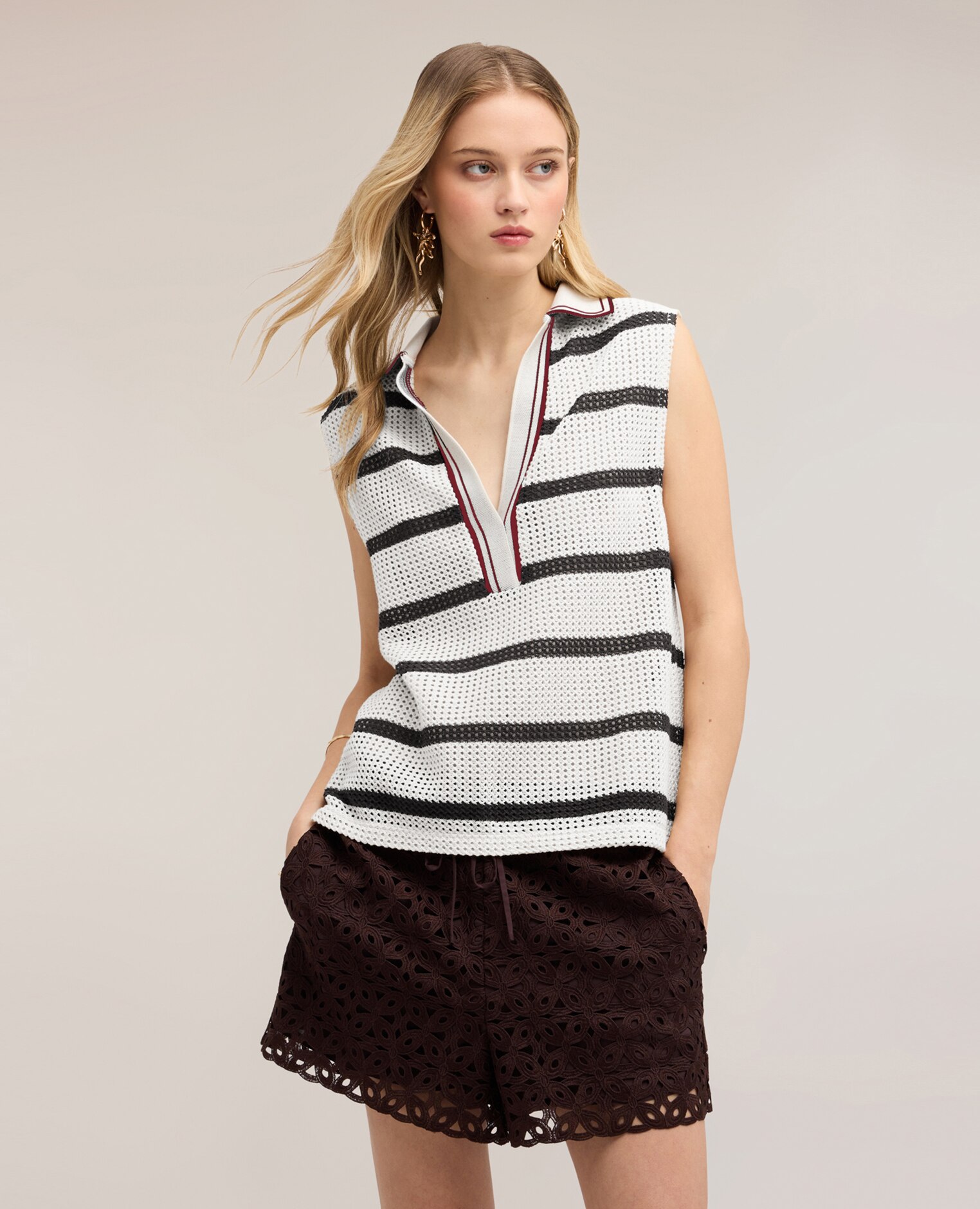 Top de mujer de punto calado a rayas con cuello polo ajuste regular sin cierre - Motivi - Negro Negro-1