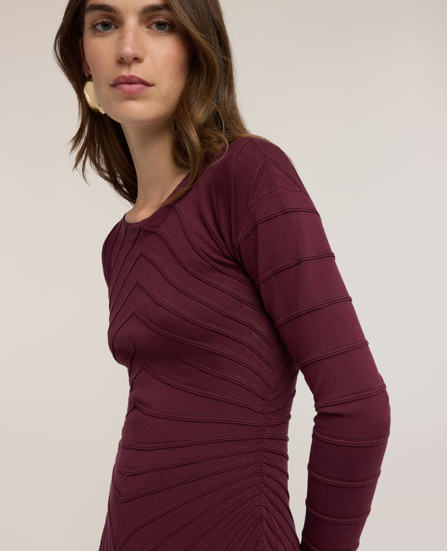 Vestido tubo de punto fino con textura en relieve largo midi con bajo acampanado - Motivi - Burdeos Burdeos-4
