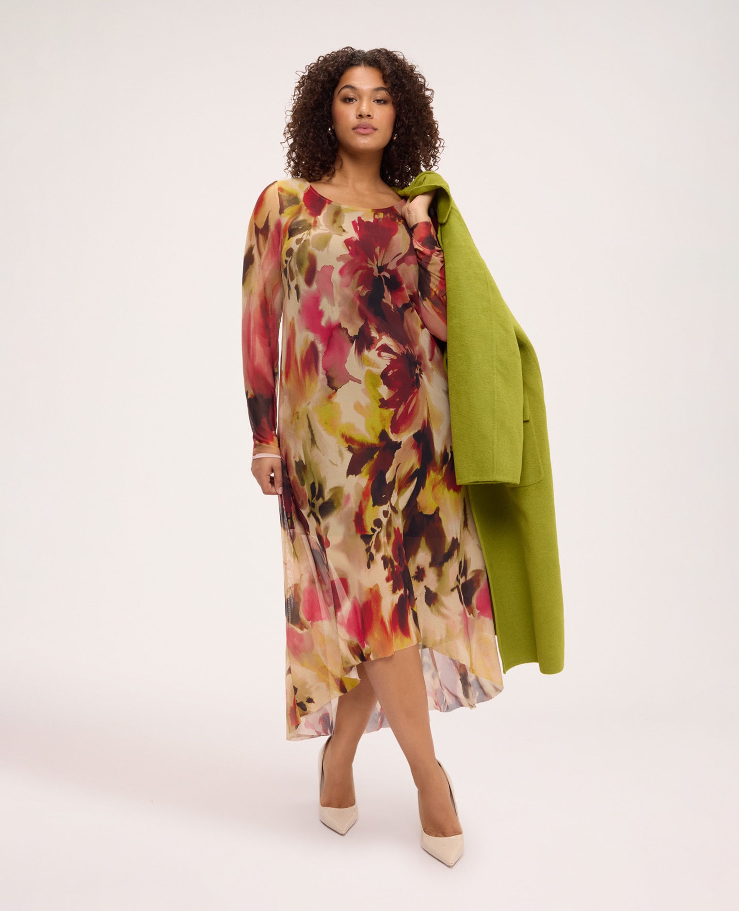 Imagen 1 de Vestido evasé de tul con estampado bajo asimétrico que juega entre diferentes largos para un movimiento fluido Beige