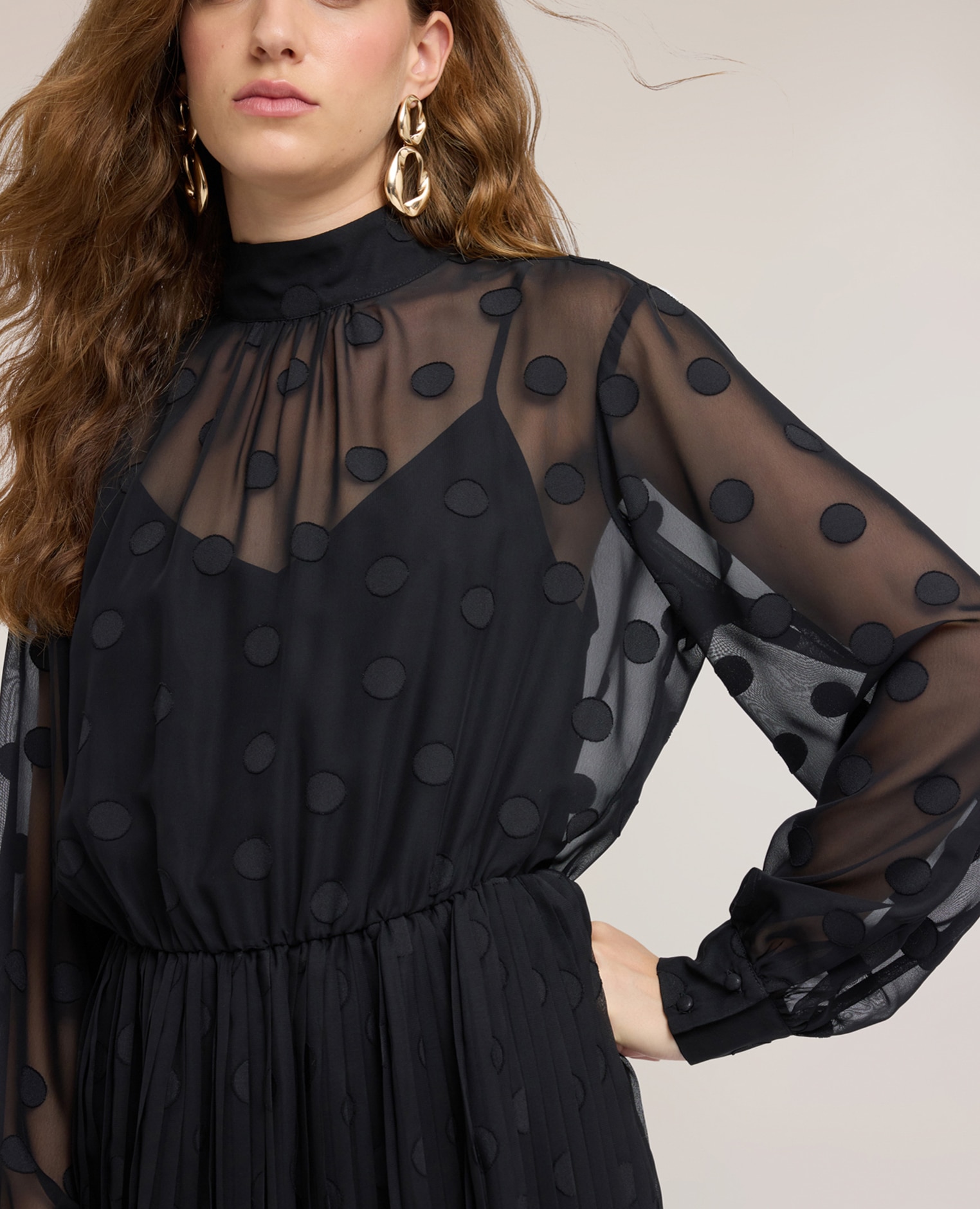 Vestido flare jacquard con estampado de lunares escote con cuello mao y abertura de gota en la espalda - Motivi - Negro Negro-4