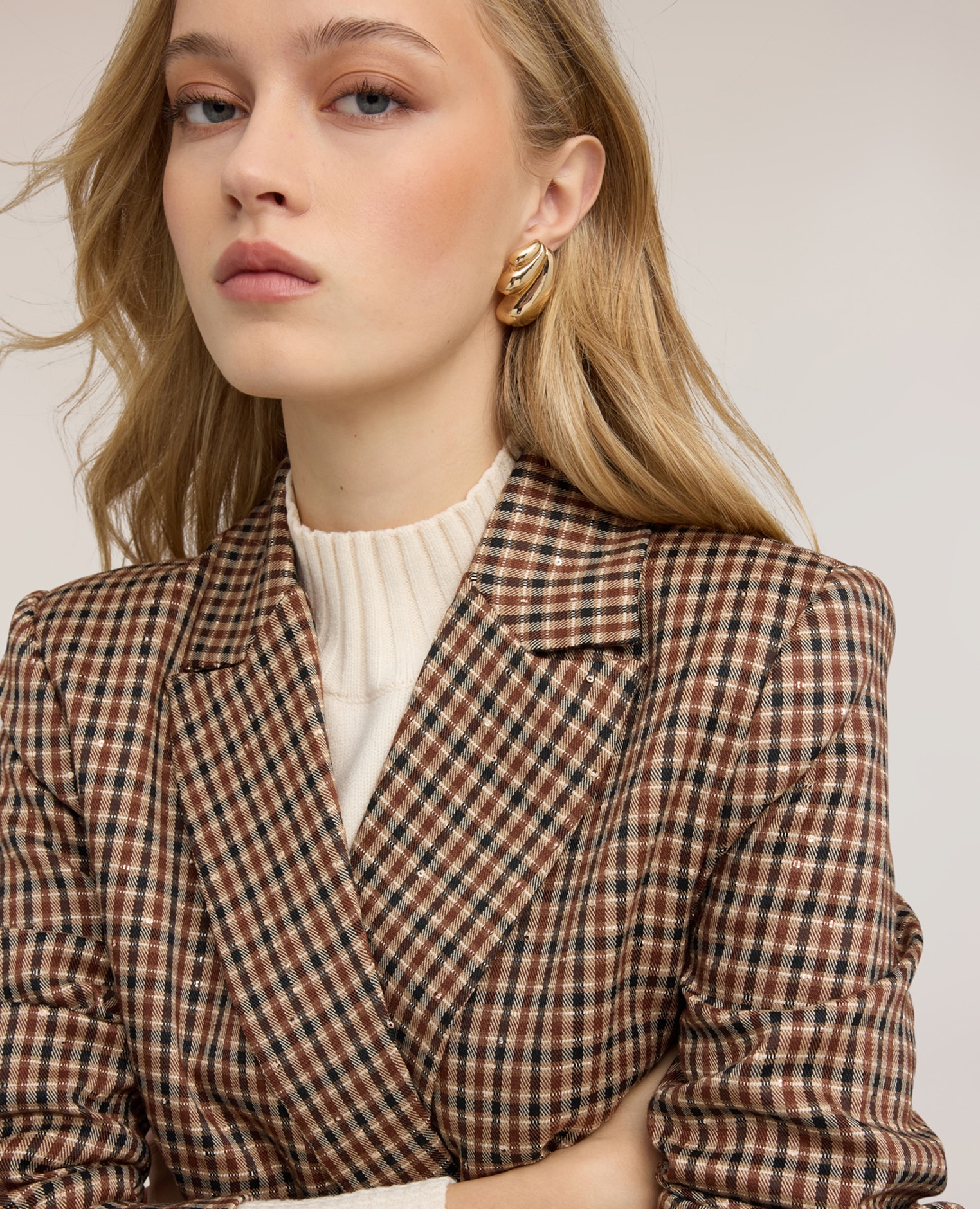 Imagen 4 de Blazer de mujer cruzado con estampado de cuadros lurex ajuste regular forrado - Motivi - Beige Beige