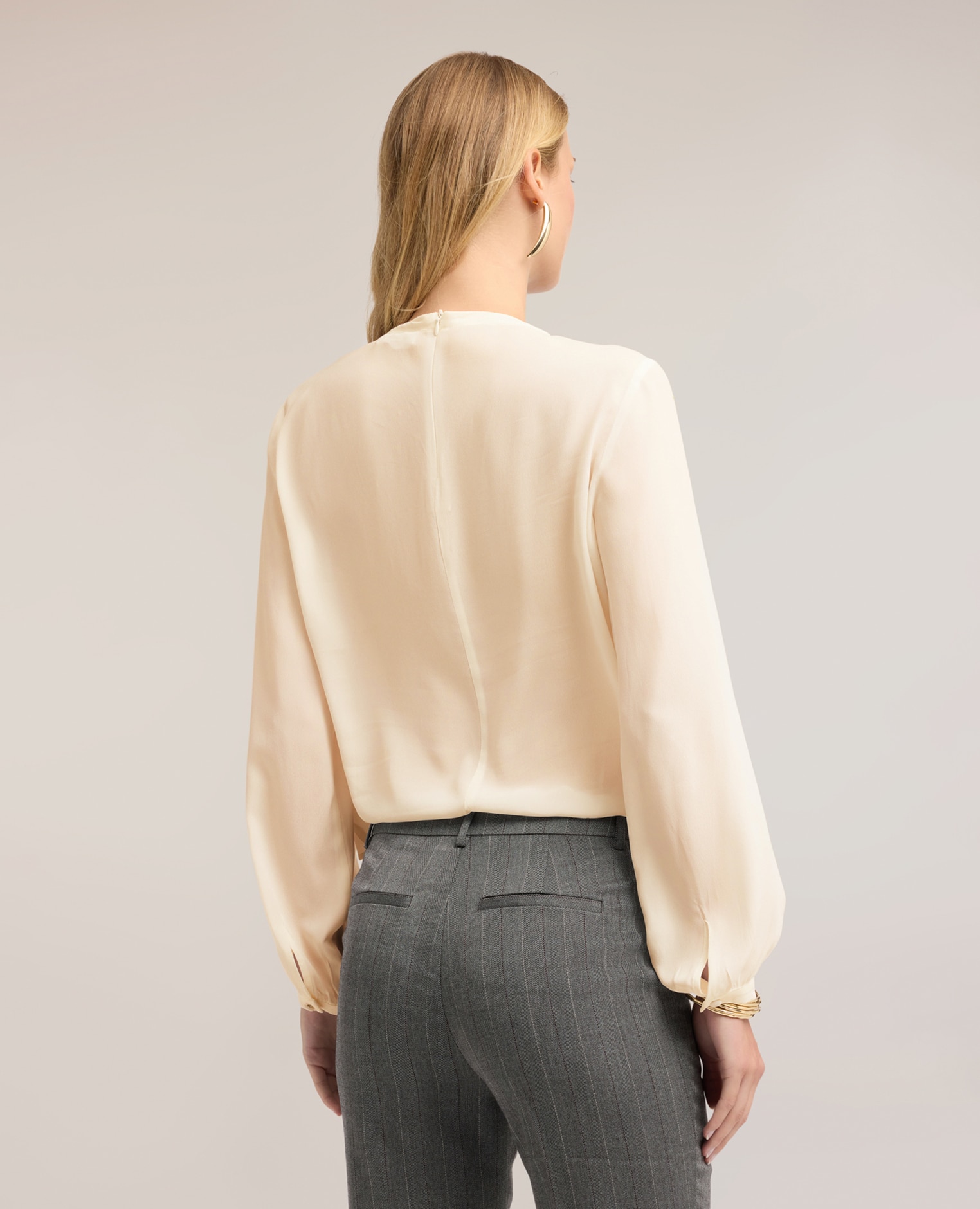 Blusa de mujer de crepé de china con pasador metálico ajuste regular con cierre de cremallera en la parte trasera - Motivi - Blanco Blanco-2