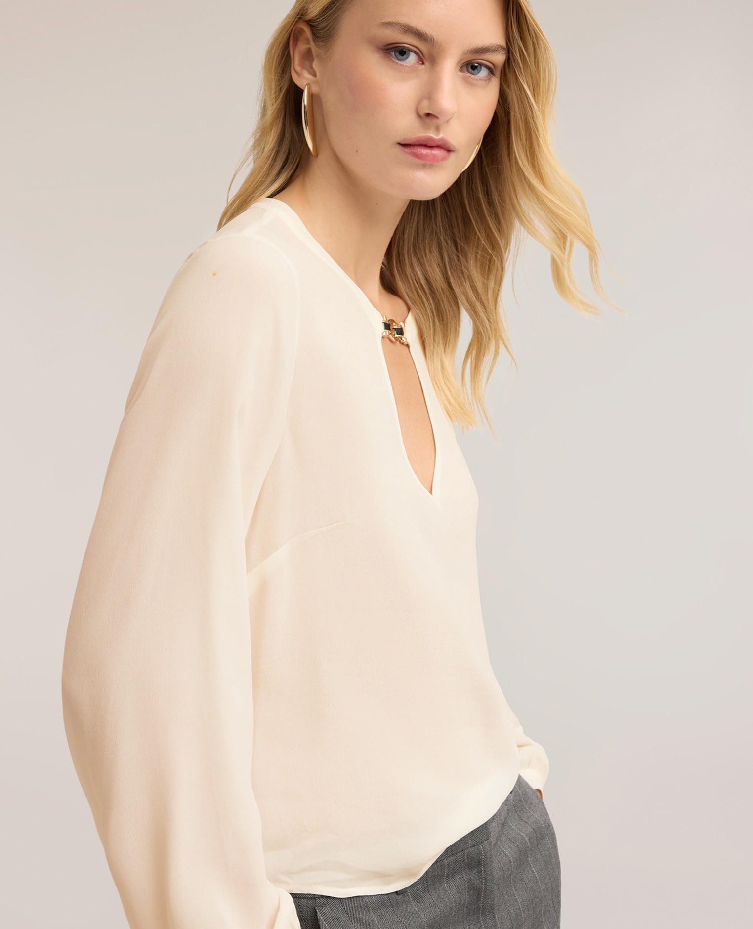 Blusa de mujer de crepé de china con pasador metálico ajuste regular con cierre de cremallera en la parte trasera - Motivi - Blanco Blanco-4