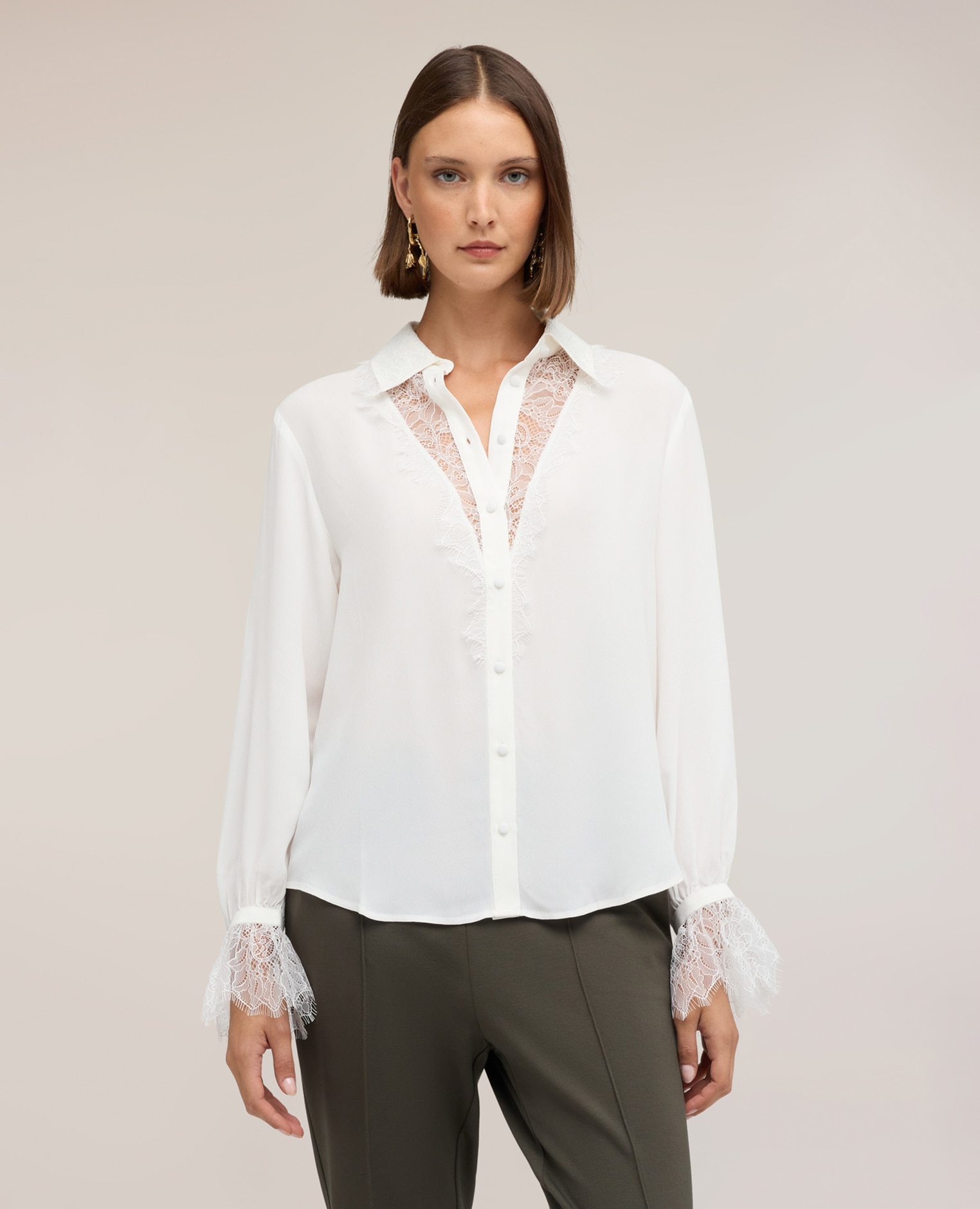 Camisa de mujer de crepé de china con detalles de encaje ajuste regular cierre frontal con botones a la vista - Motivi - Blanco Blanco-1