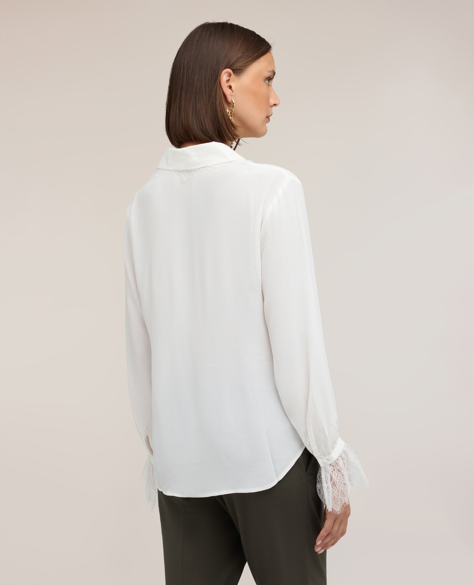 Camisa de mujer de crepé de china con detalles de encaje ajuste regular cierre frontal con botones a la vista - Motivi - Blanco Blanco-2