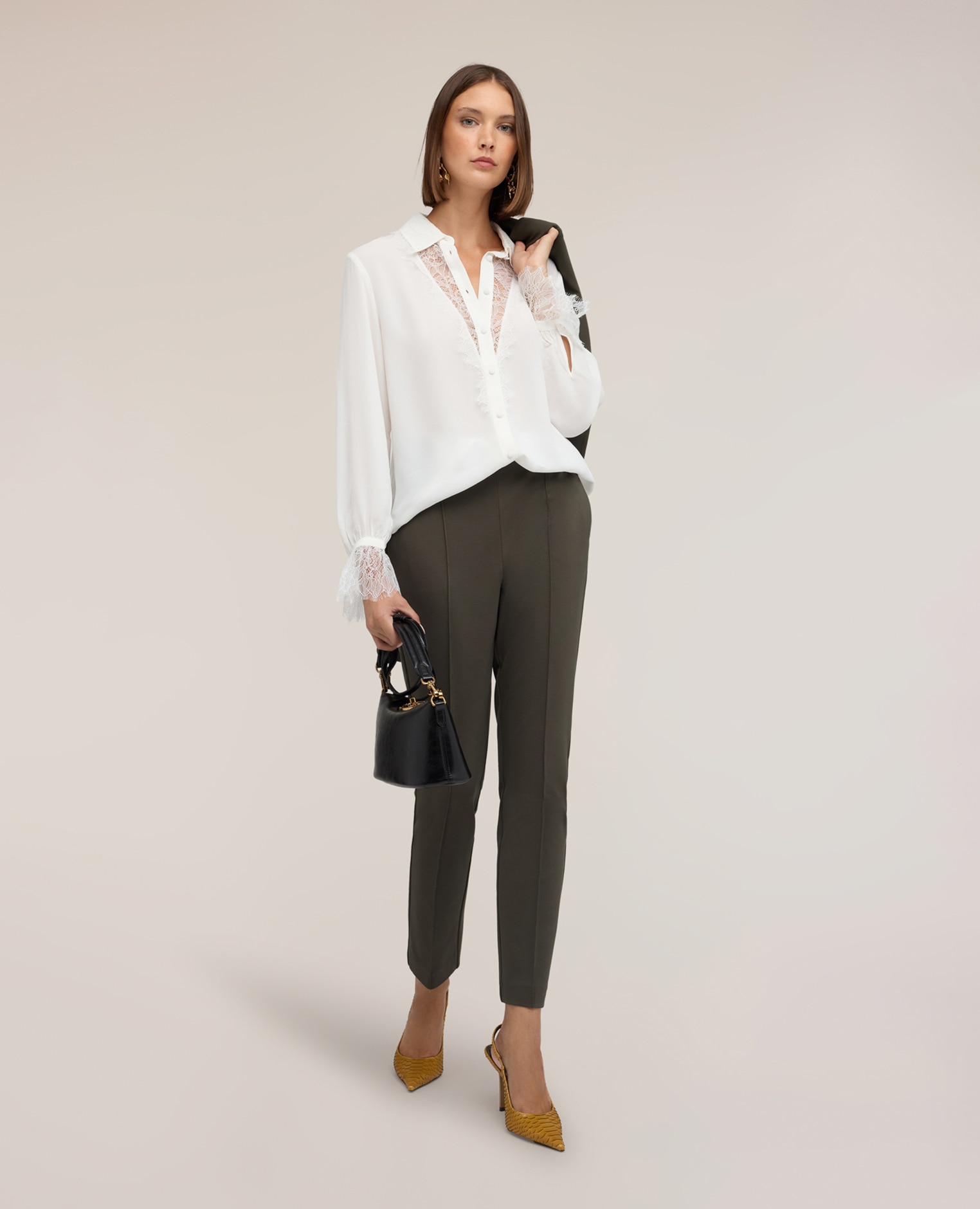 Camisa de mujer de crepé de china con detalles de encaje ajuste regular cierre frontal con botones a la vista - Motivi - Blanco Blanco-3