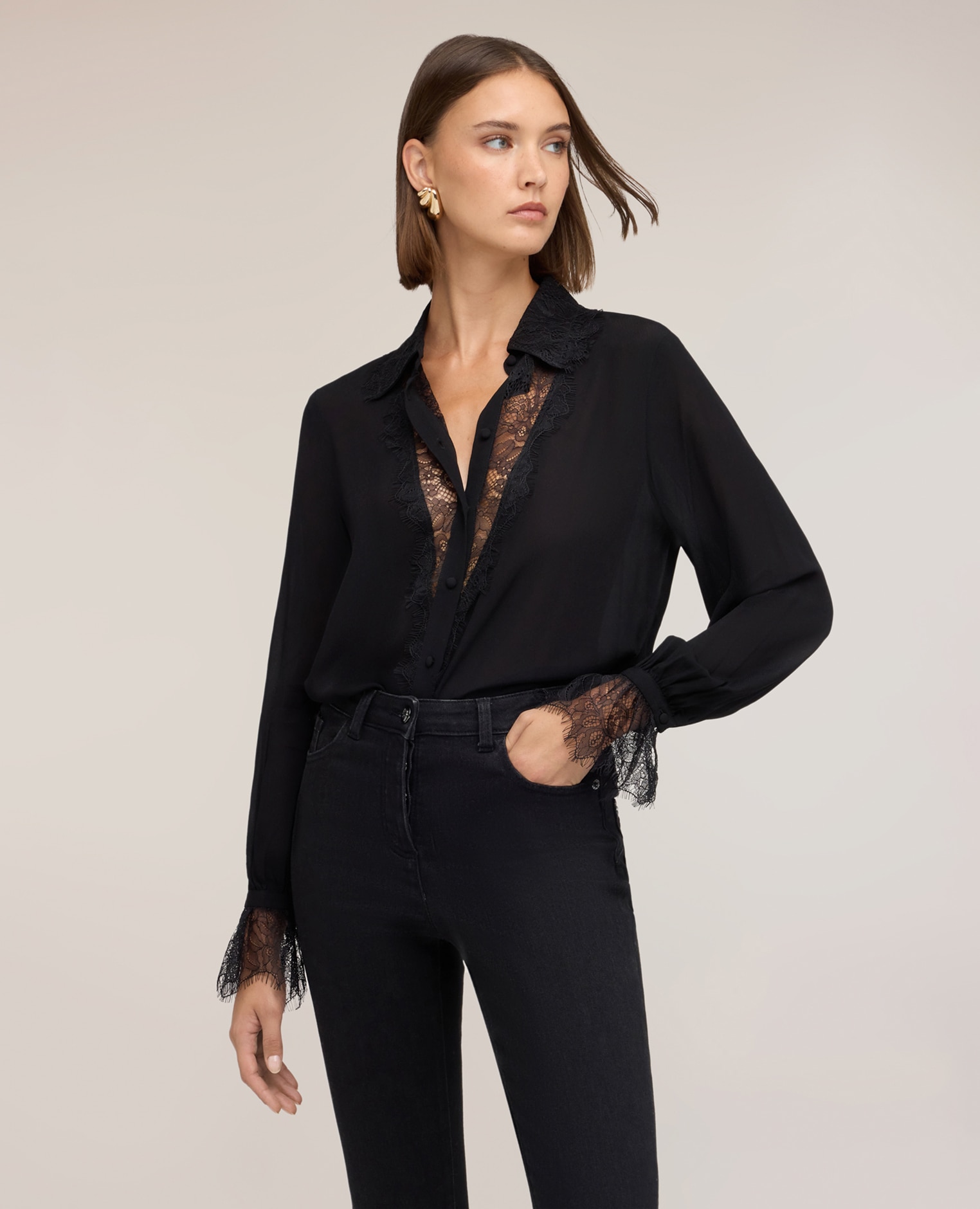 Imagen 0 de Camisa de mujer de crepé de china con detalles de encaje ajuste regular cierre frontal con botones a la vista Negro