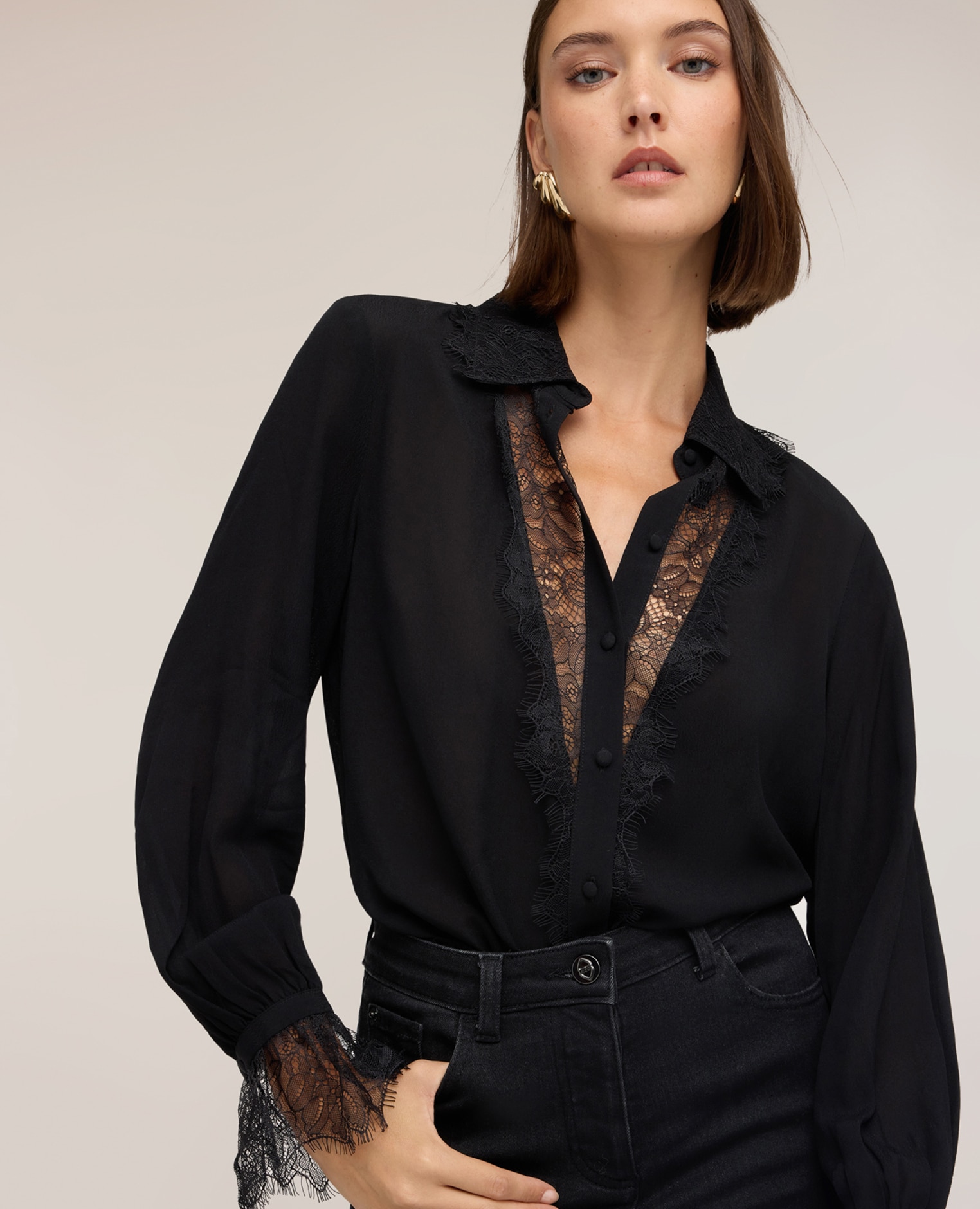 Camisa de mujer de crepé de china con detalles de encaje ajuste regular cierre frontal con botones a la vista - Motivi - Negro Negro-4