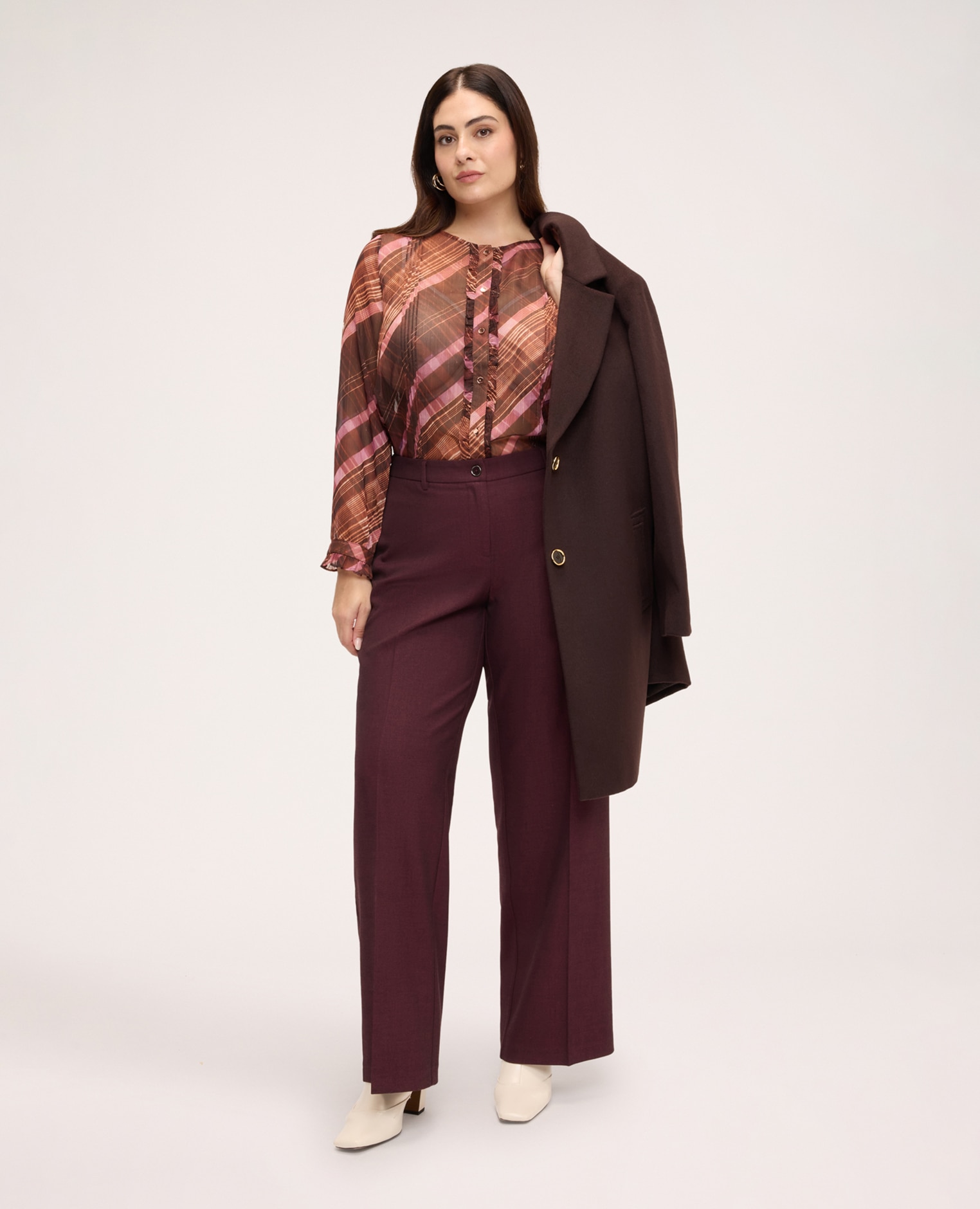 Imagen 3 de Camisa de mujer con estampado de cuadros y volantes en georgette volantes aplicados a lo largo del cierre en georgette ligero y semitransparente - Fiorella Rubino - Marrón Marrón