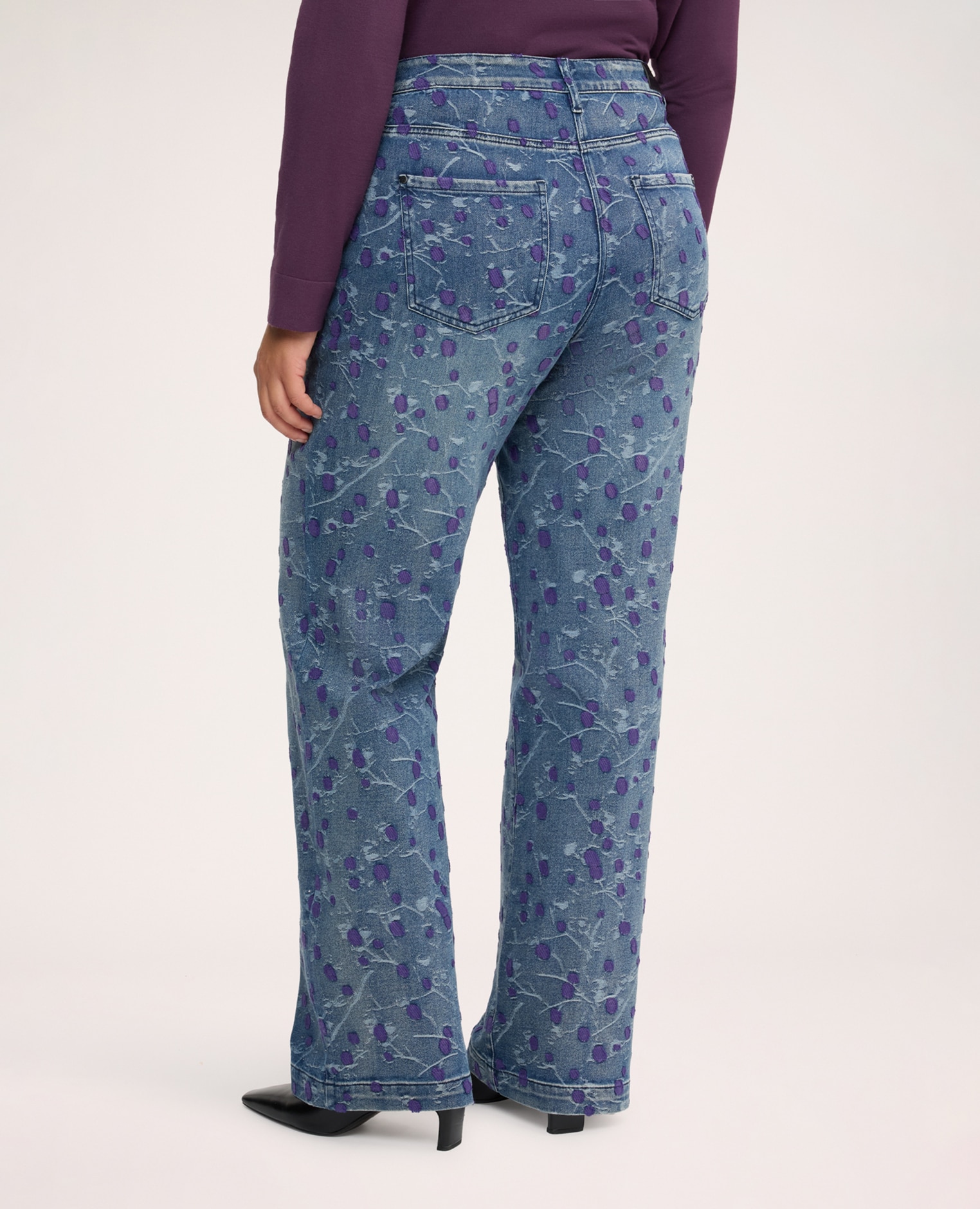 Jeans de mujer rectos con bordados jacquard cierre con botón y cremallera - Fiorella Rubino - Azul Azul-2