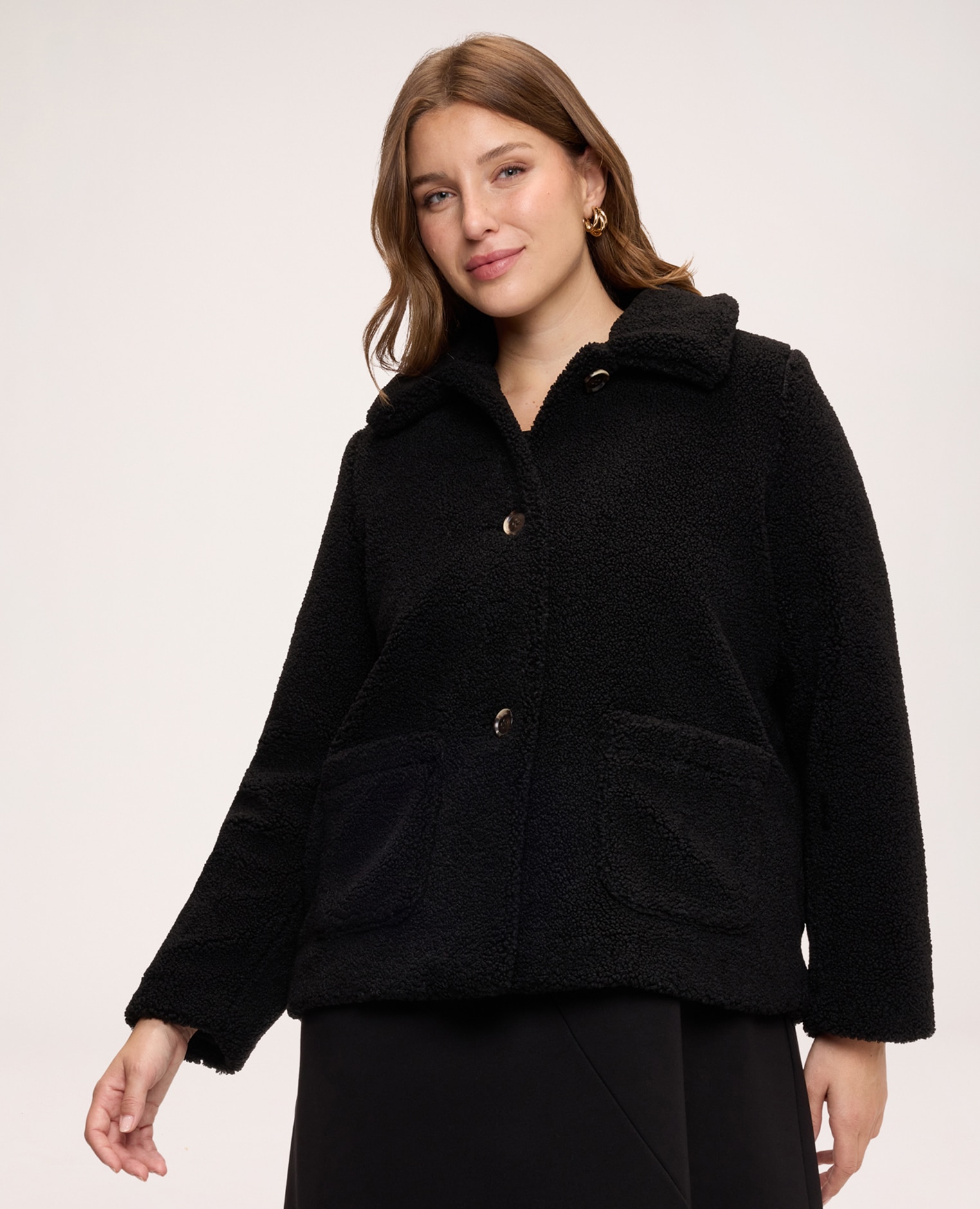 Imagen 1 de Chaqueta de mujer efecto teddy con cuello camisero mangas largas y bolsillos aplicados en el delantero - Fiorella Rubino - Negro Negro