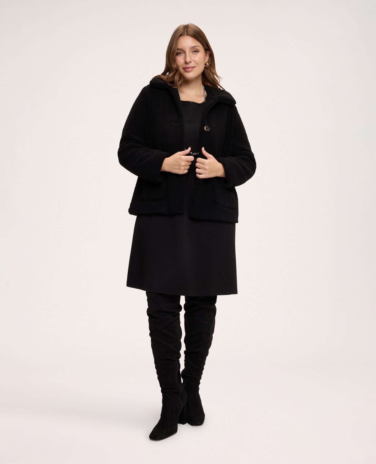 Imagen 3 de Chaqueta de mujer efecto teddy con cuello camisero mangas largas y bolsillos aplicados en el delantero - Fiorella Rubino - Negro Negro