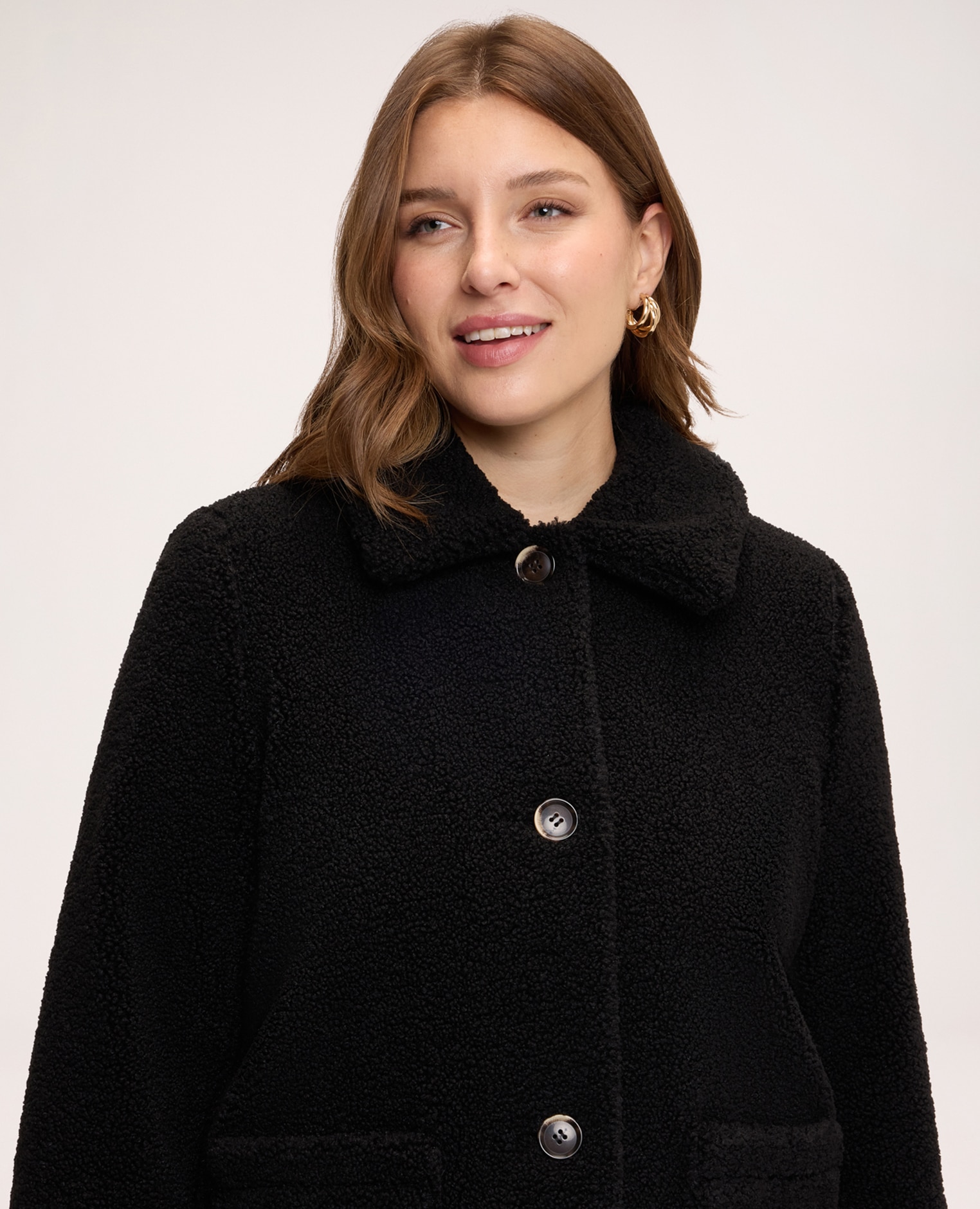 Imagen 4 de Chaqueta de mujer efecto teddy con cuello camisero mangas largas y bolsillos aplicados en el delantero - Fiorella Rubino - Negro Negro