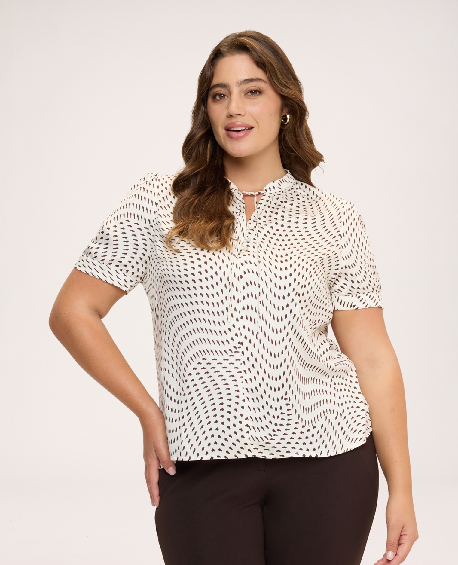 Imagen 0 de Blusa de mujer con estampado en viscosa cierre con cordones y botones en la parte delantera Marrón