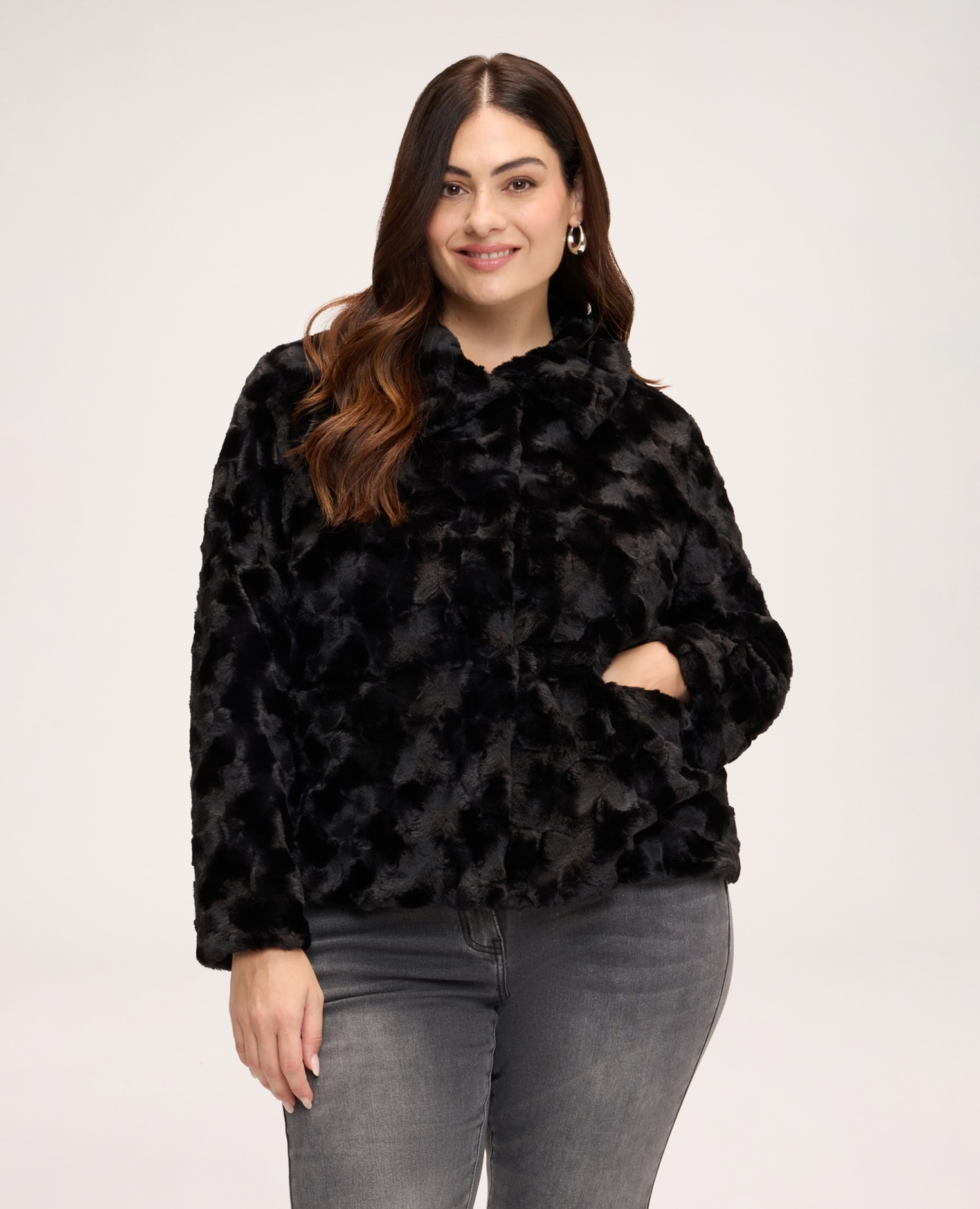 Imagen 1 de Chaqueta de mujer corta de peluche textura de efecto suave y voluminoso - Fiorella Rubino - Negro Negro