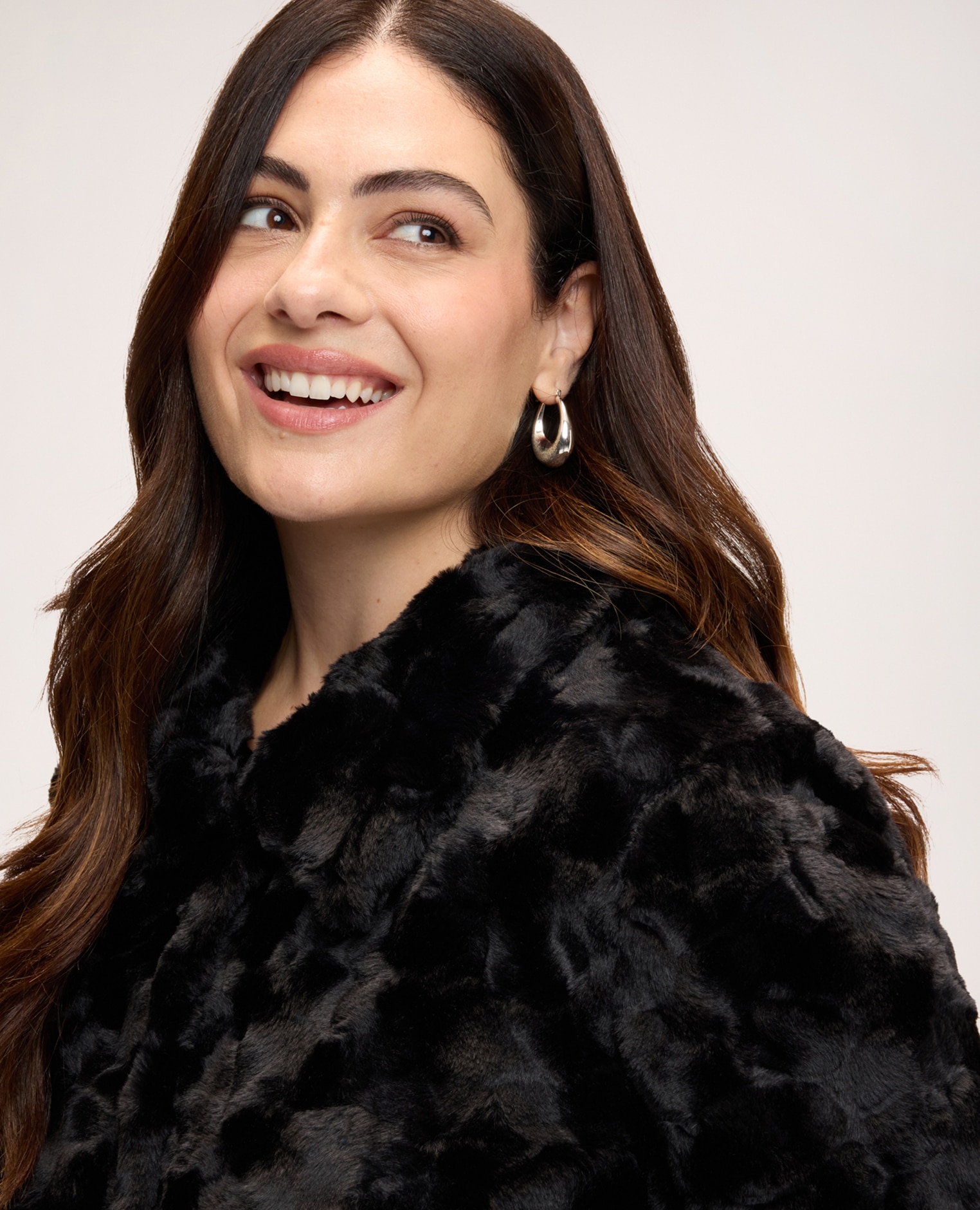 Imagen 4 de Chaqueta de mujer corta de peluche textura de efecto suave y voluminoso - Fiorella Rubino - Negro Negro