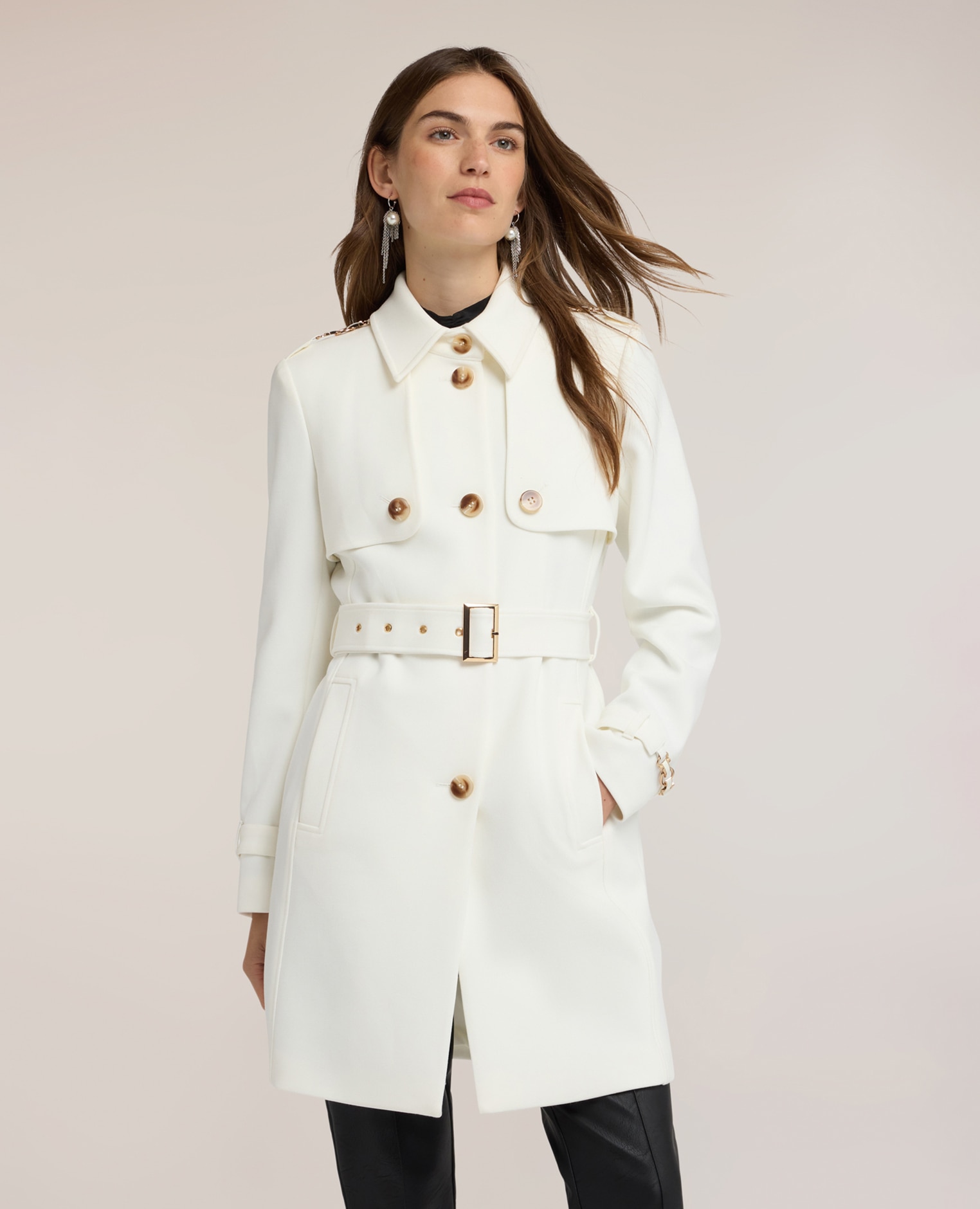 Imagen 1 de Trench de mujer con cinturón mezcla viscosa ajuste regular cierre de botonadura simple con botones a la vista y cuello clásico Blanco