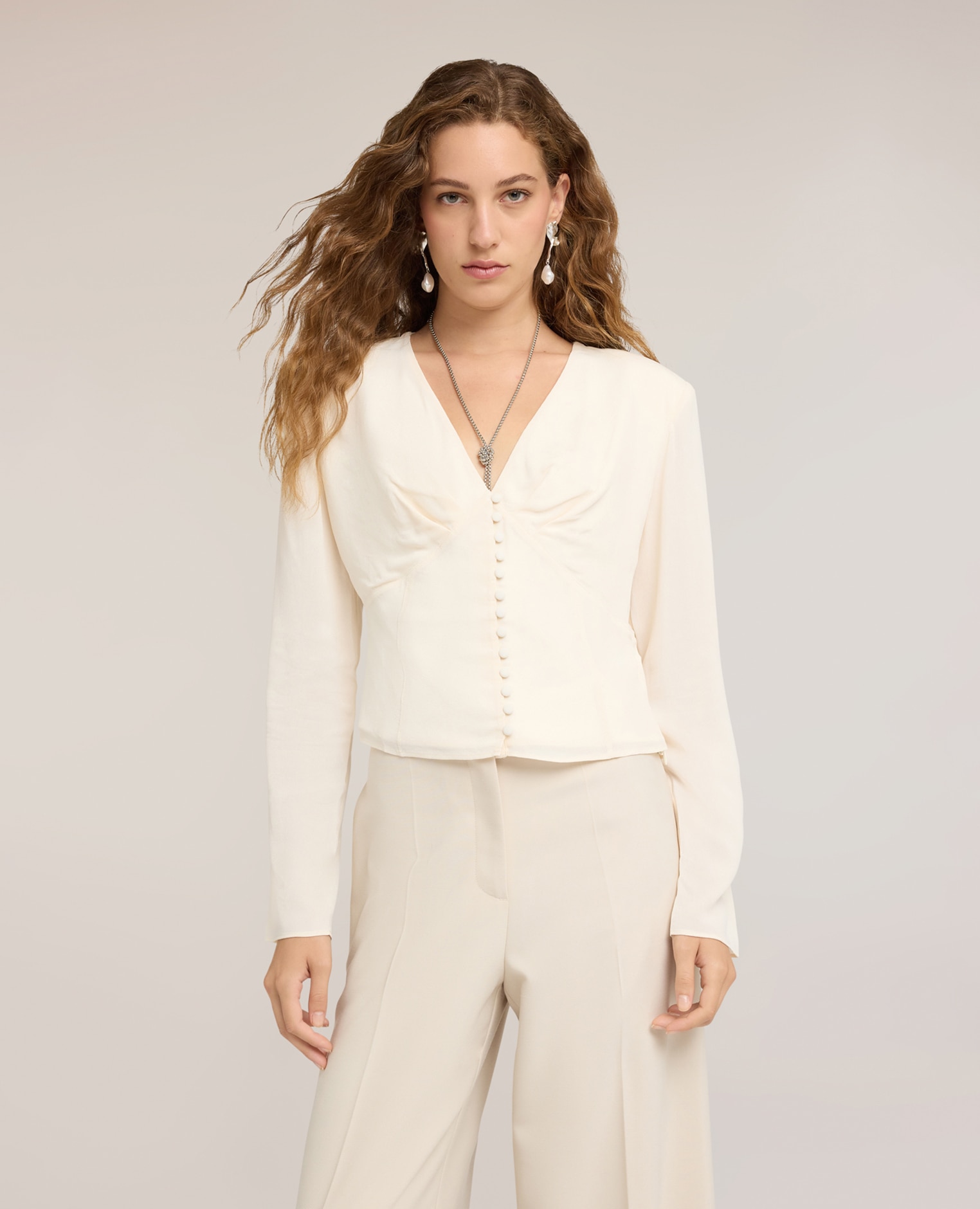 Camisa de mujer en crepé de china con botones forrados ajuste entallado con cierre frontal de botones forrados - Motivi - Blanco Blanco-1