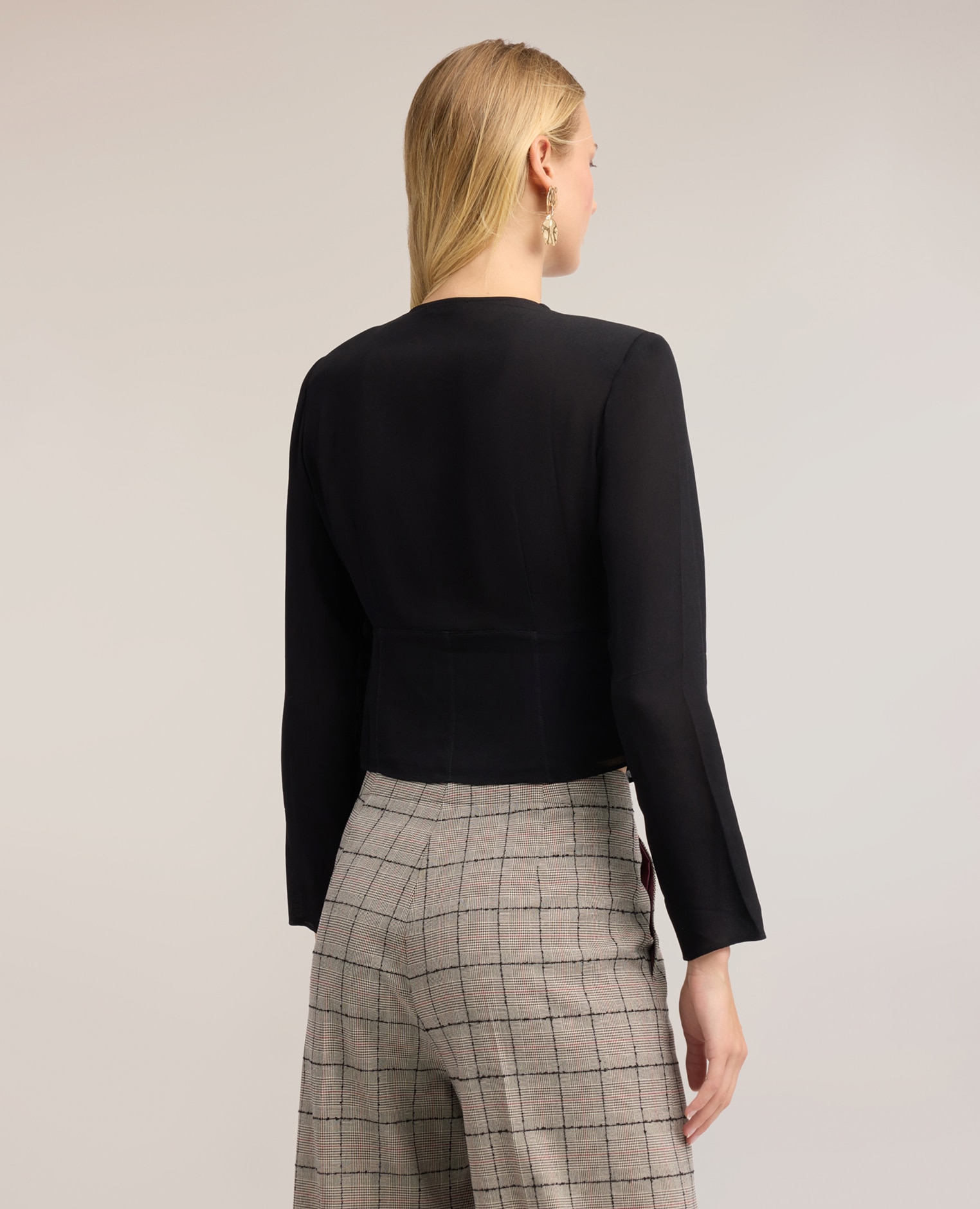 Camisa de mujer en crepé de china con botones forrados ajuste entallado con cierre frontal de botones forrados - Motivi - Negro Negro-2